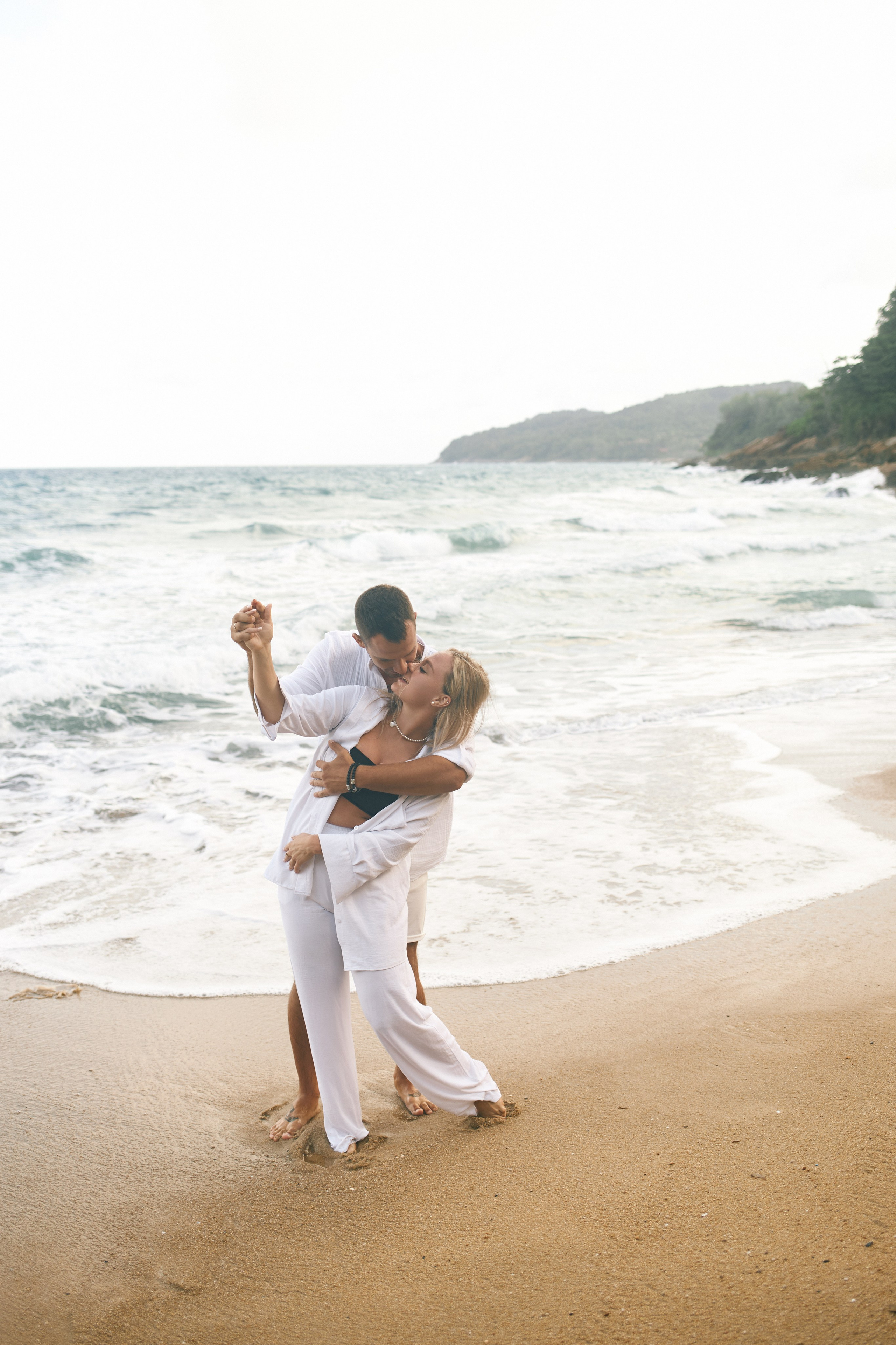 танец пары на море