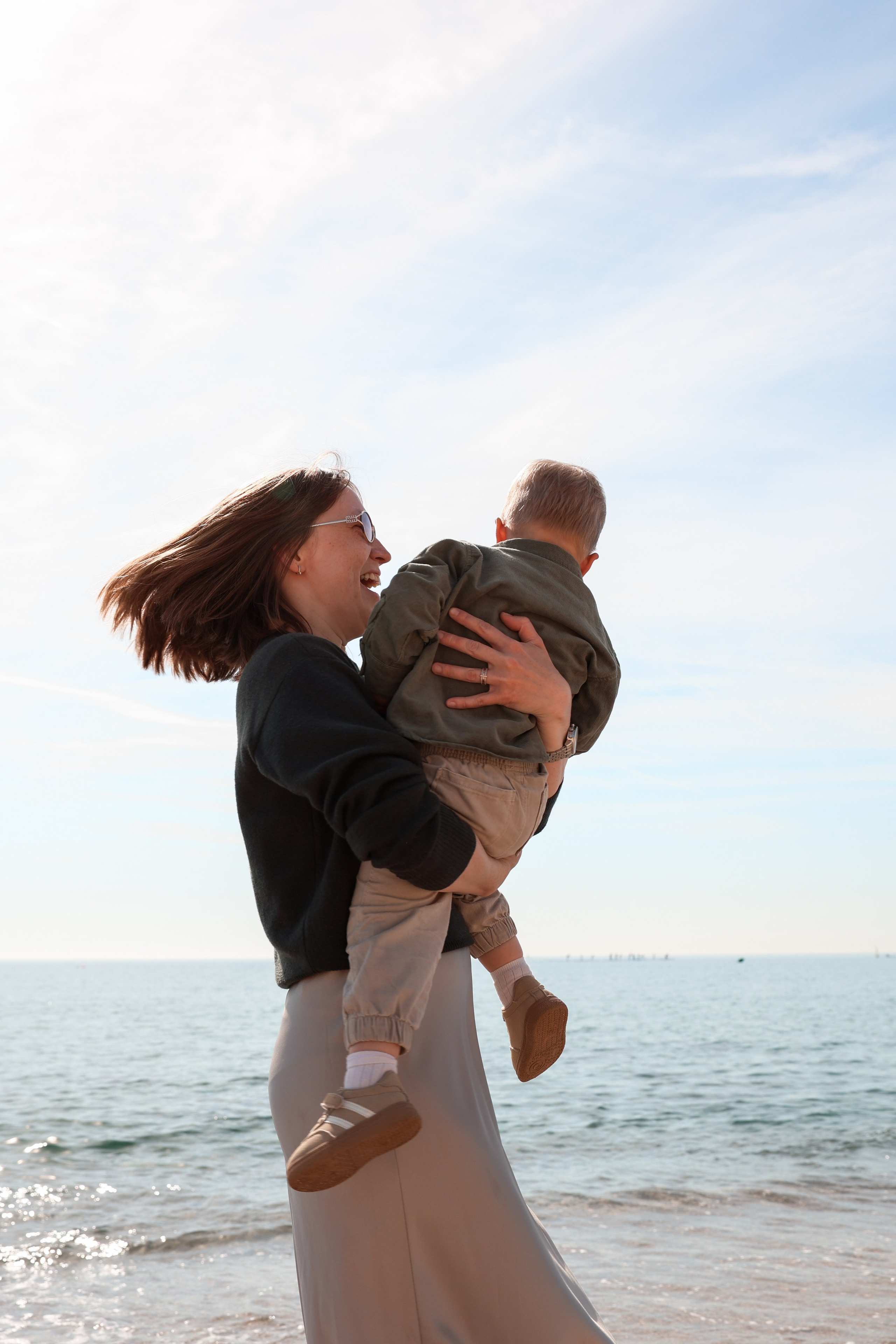 Seashore with a toddler. Natalia Zhuravleva|family, newborn, maternity photographer in Barcelona