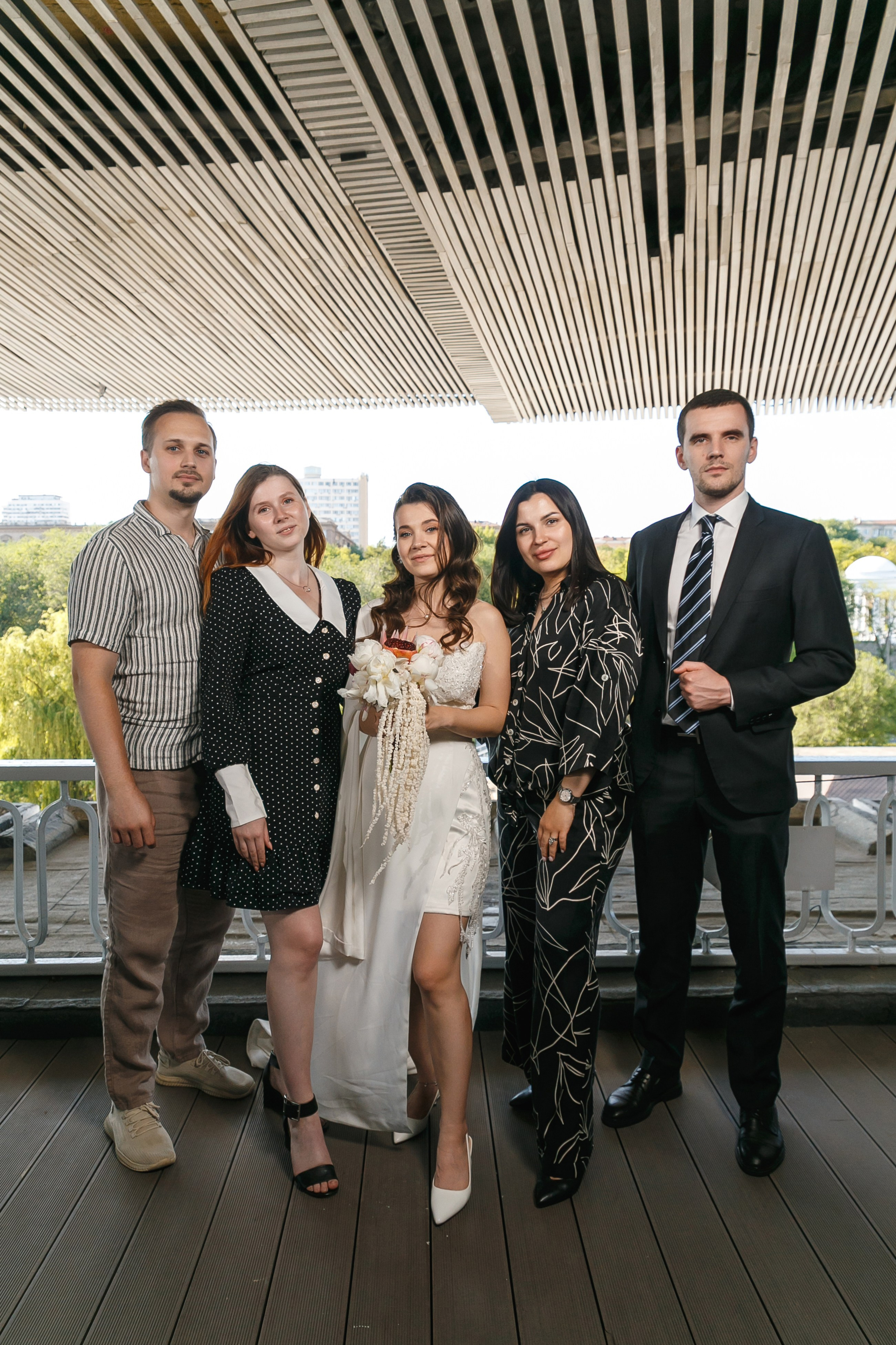 Гости украли жениха и невесту для фотографий на крыше ресторана Река. Событийный фотограф Максим Бескоровайновнов