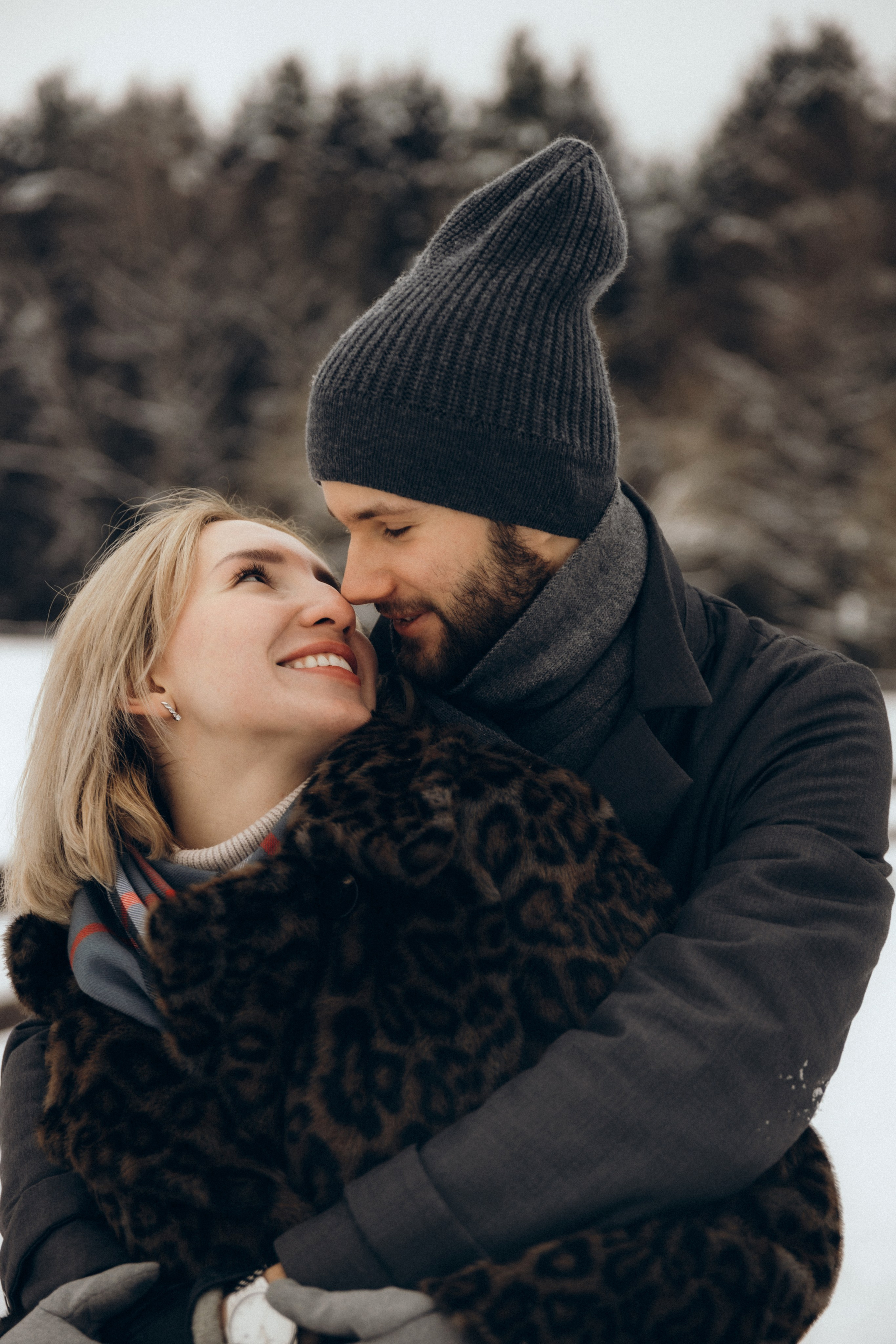 Дима и Камила в зимнем Мещерском лесу. Свадебный и портретный фотограф в Москве Кристина Золотова