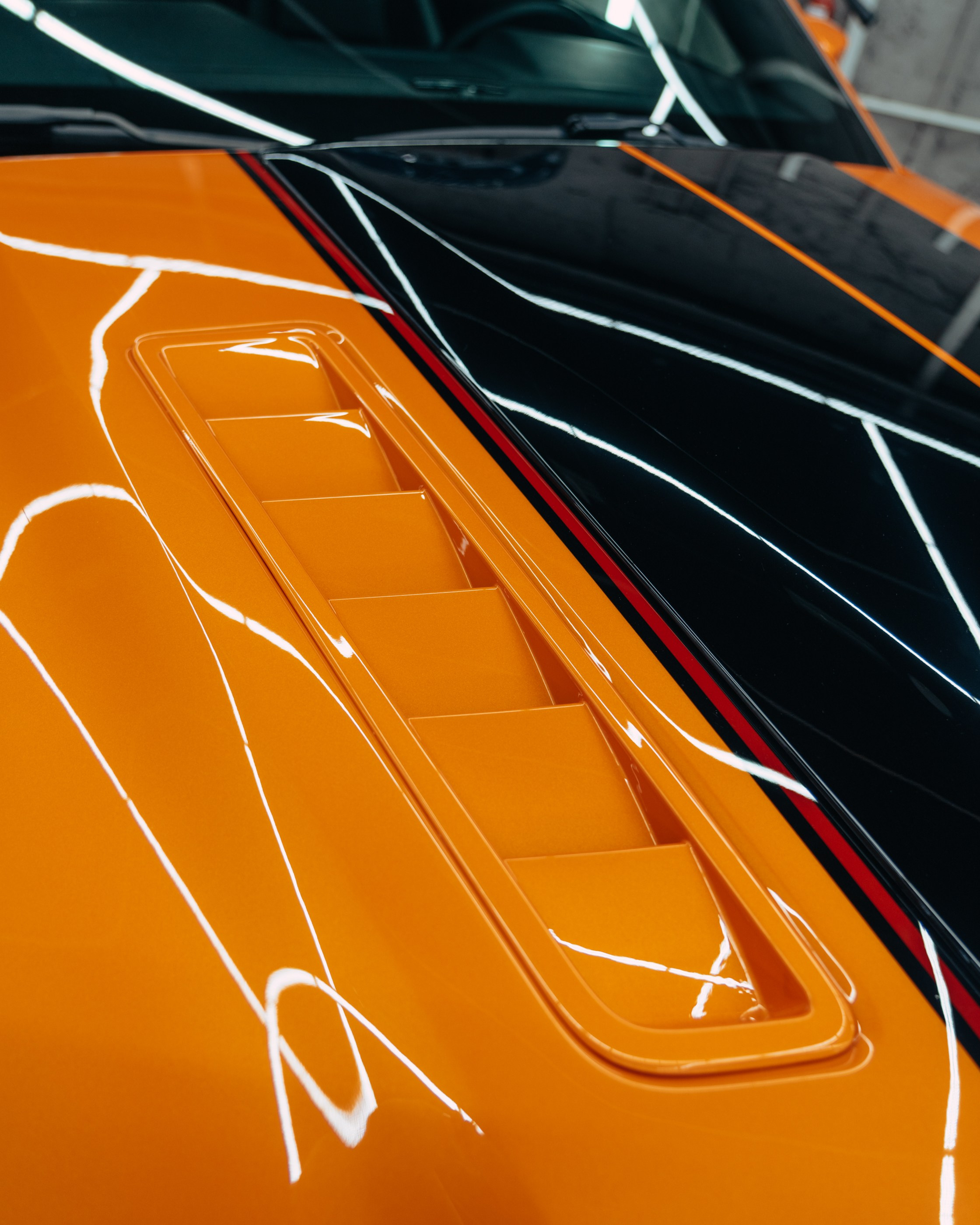 Ford Mustang Roush оранжевый окрас кузова и выкрас полос. DeLorein