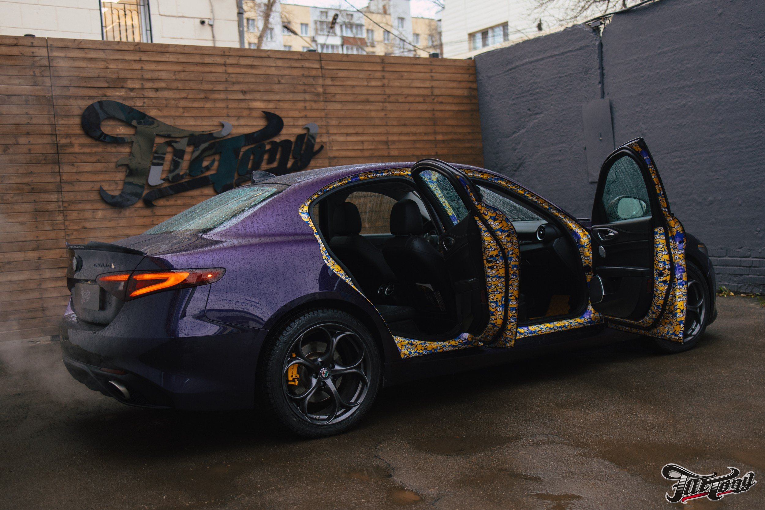 Alfa Romeo Giulia ремни безопасности с принтом и оклейка проемов. DeLorein