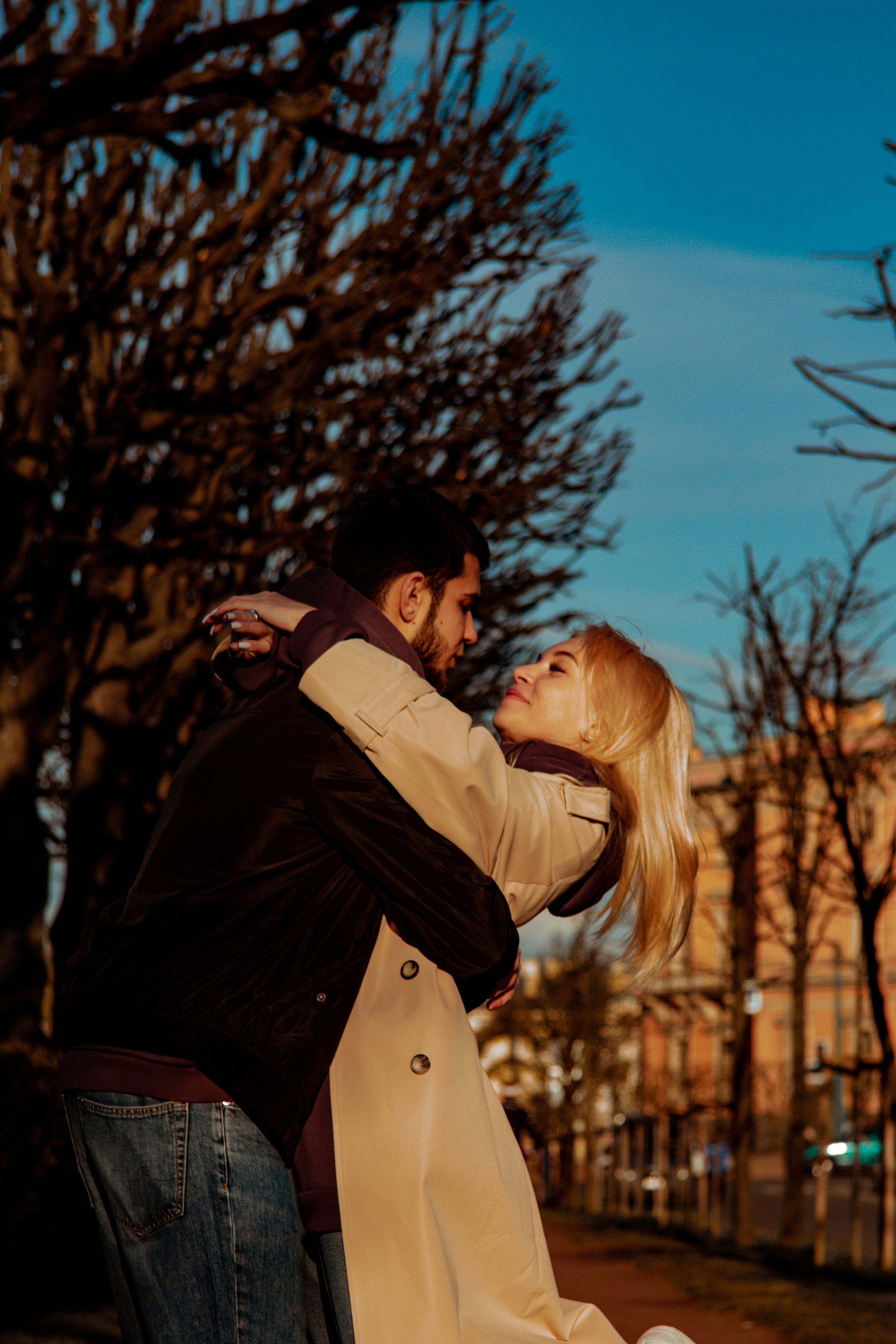 поцелуй влюбленных на закате в большом городе.