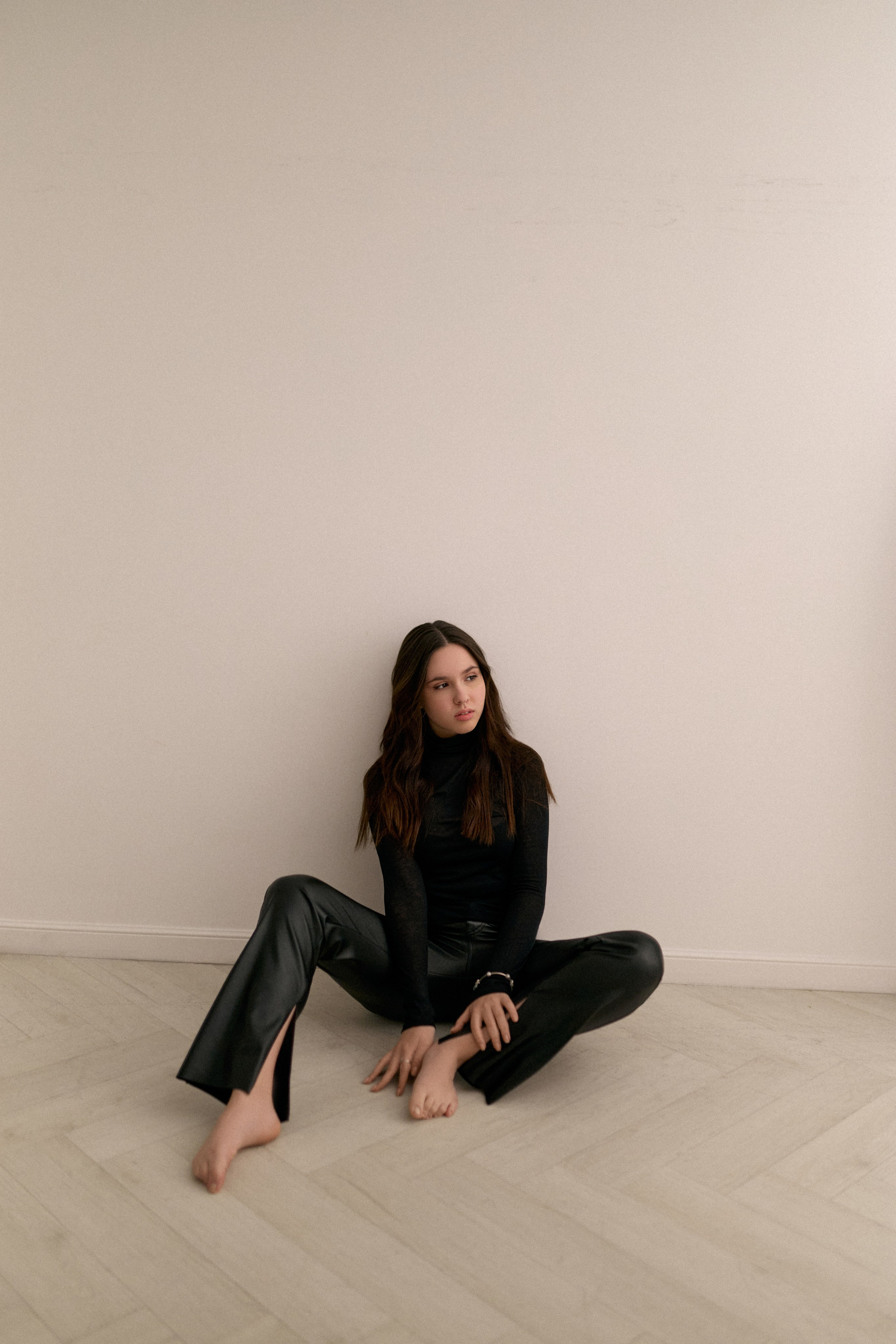 Лавстори в минималистично фотостудии. Сестры Карабаза. Фотографы и ретушеры в Москве и Санкт-Петербурге