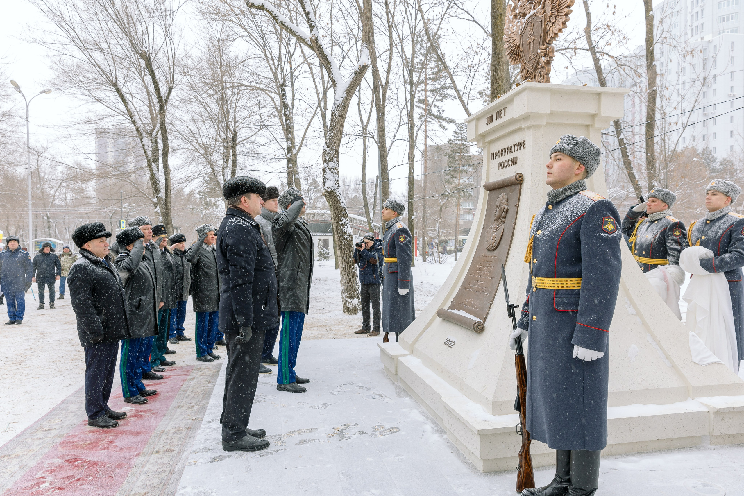 Открытый памятник к 300-летию прокуратуры России с гербом и барельефом Петра I — официальная съёмка, фотограф Санкт-Петербург