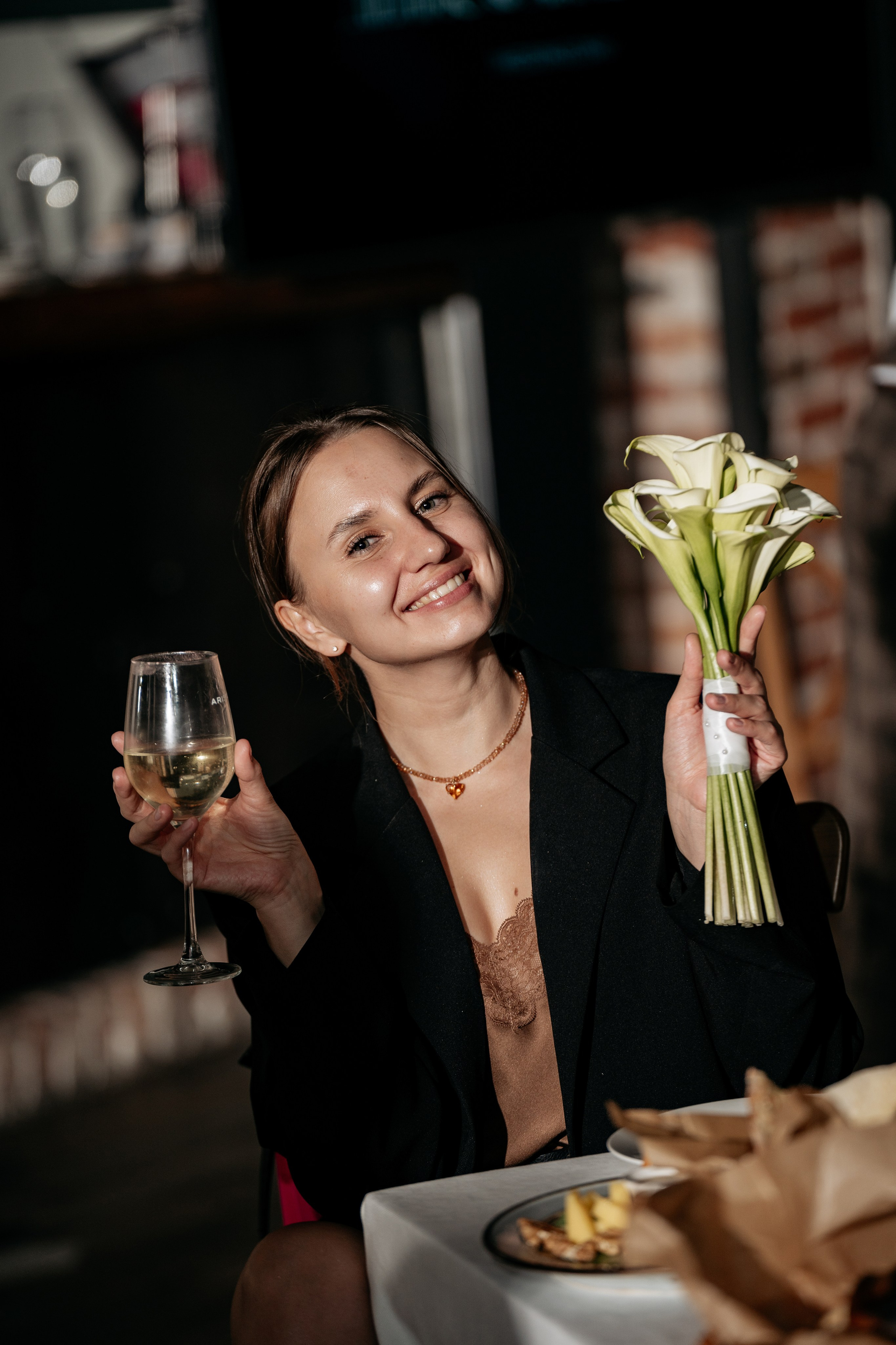 Свадебный фотограф Анапа запечатлел уютные беседы гостей за столами.