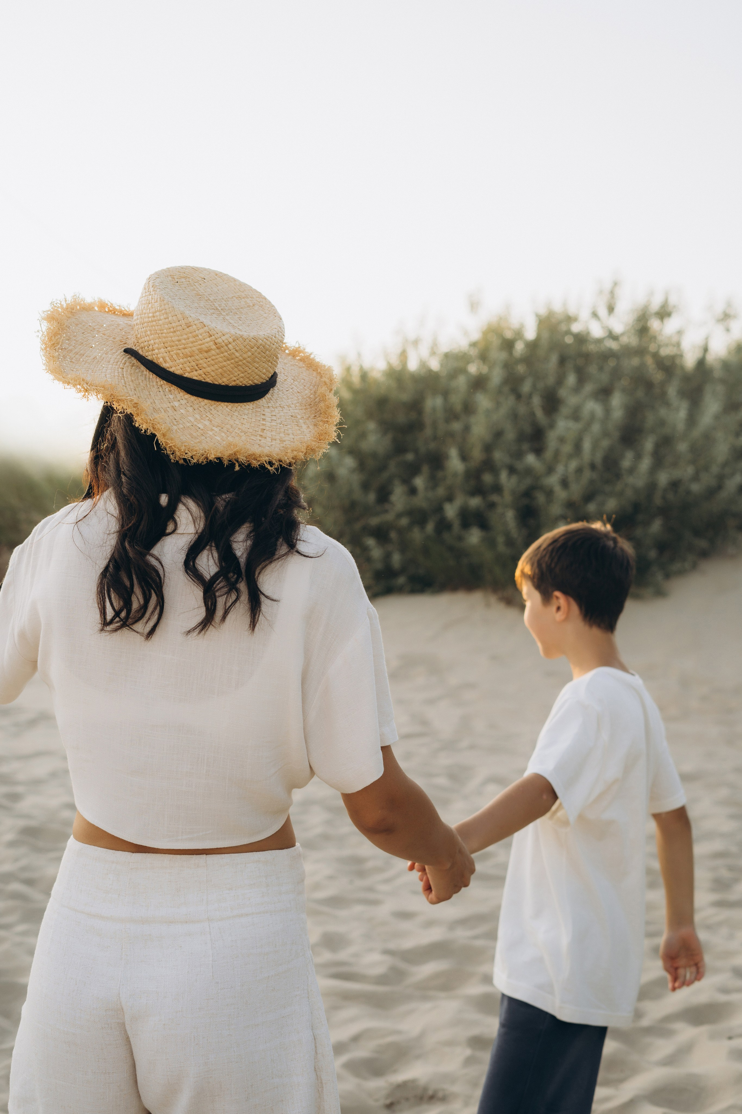 Дети строят песчаные замки, родители наслаждаются моментом – фотосессия на море