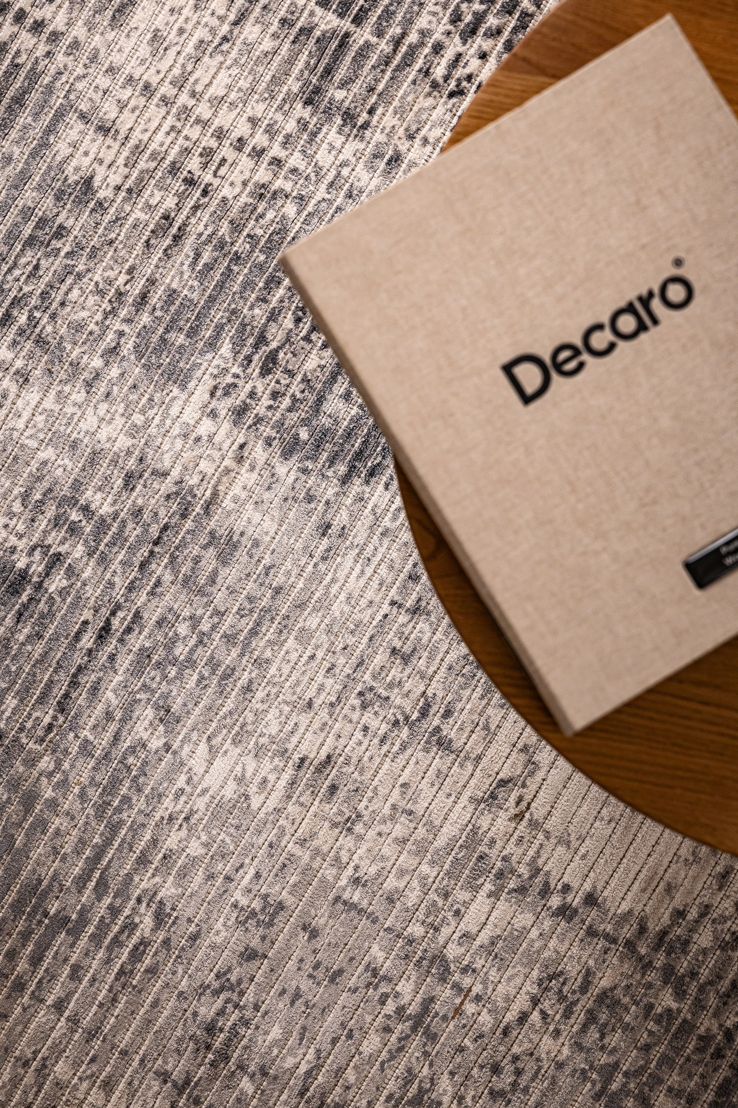 Ковры Decaro Rugs. L. Deco интерьерный салон. Краски/обои/лепной декор