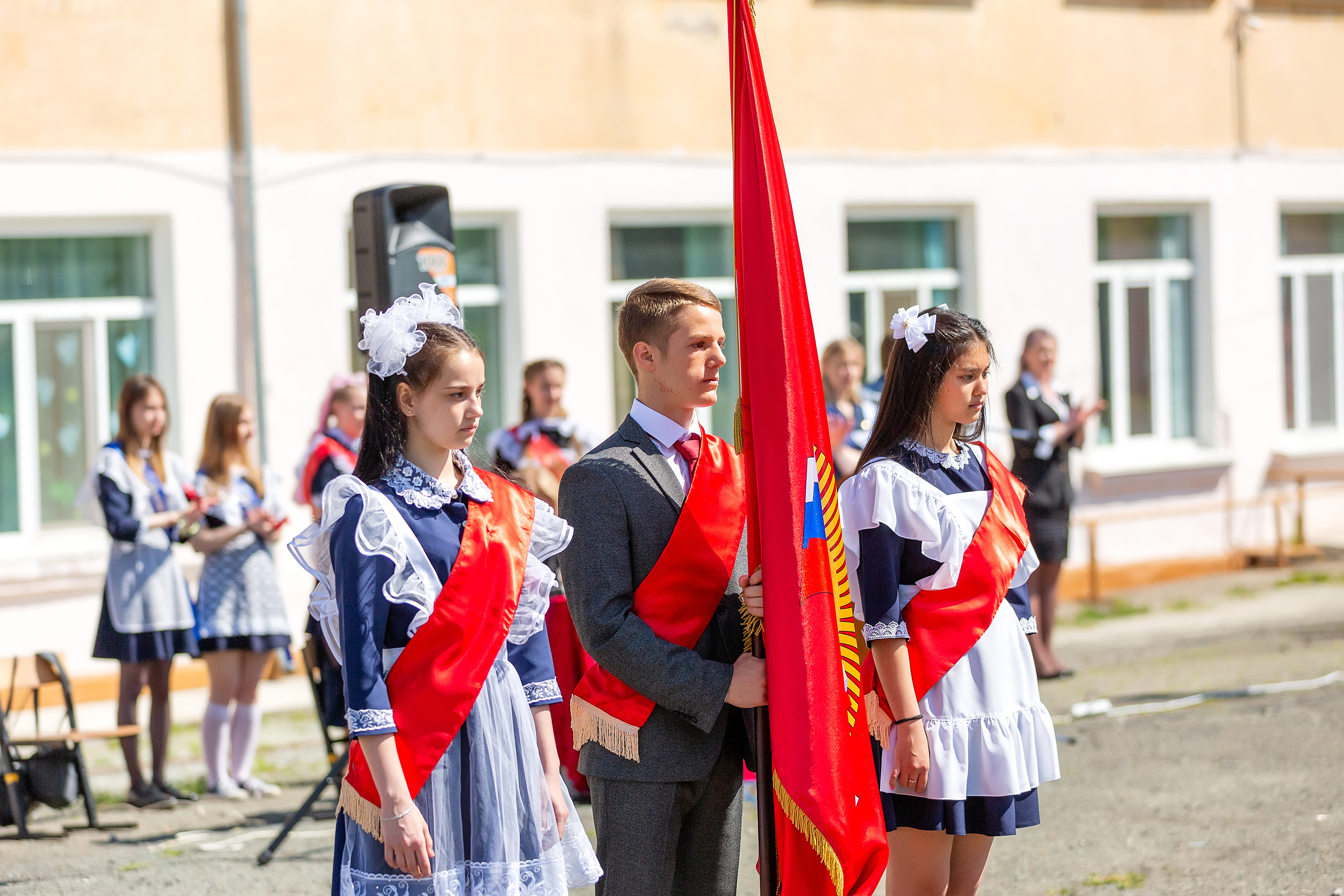 Последний звонок 33 школа. Стильный выпускной альбом Владивосток фотограф Вероника Мигачева