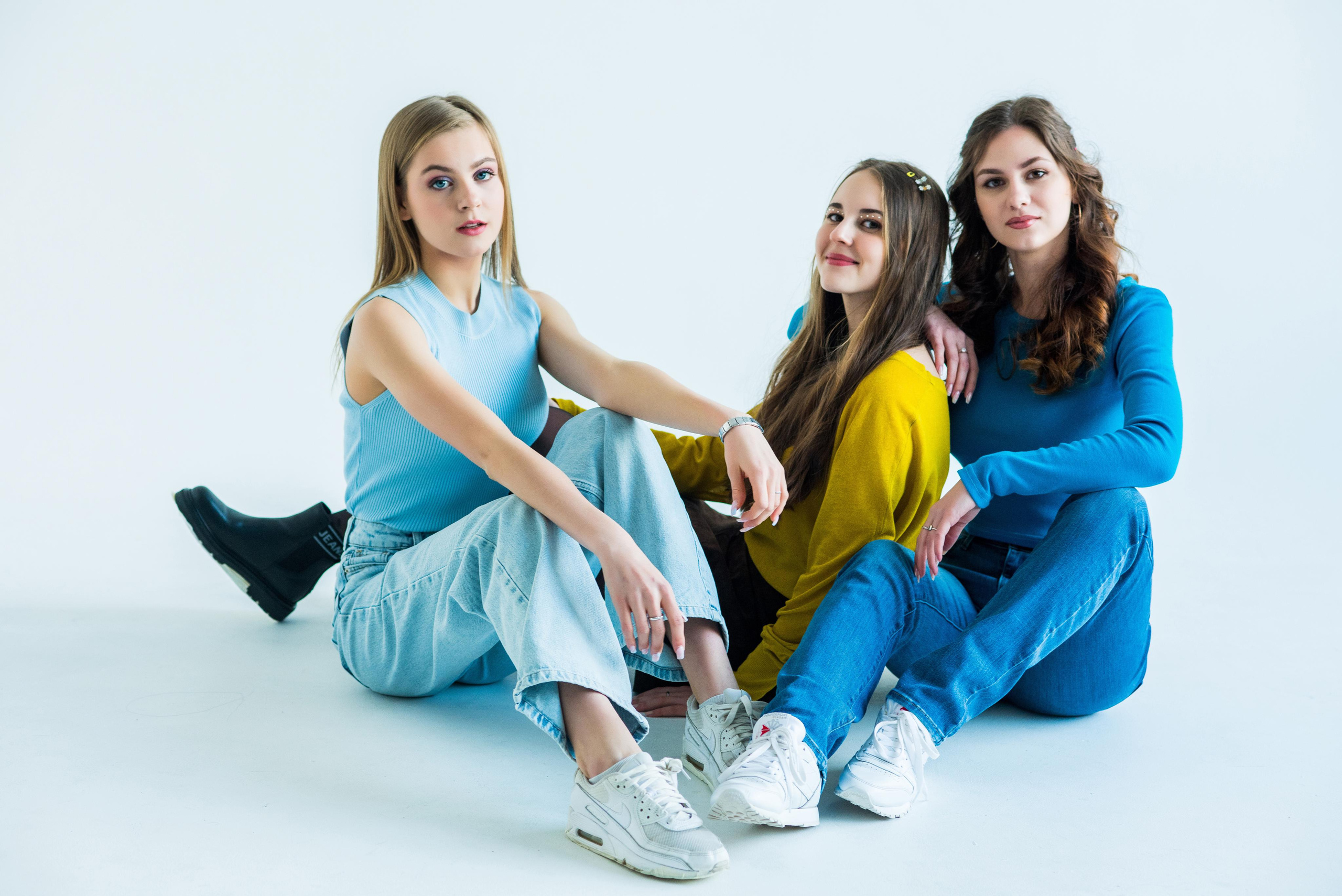 «Стиль 90-е» 11 класс, Циклорама. Стильный выпускной альбом Владивосток фотограф Вероника Мигачева