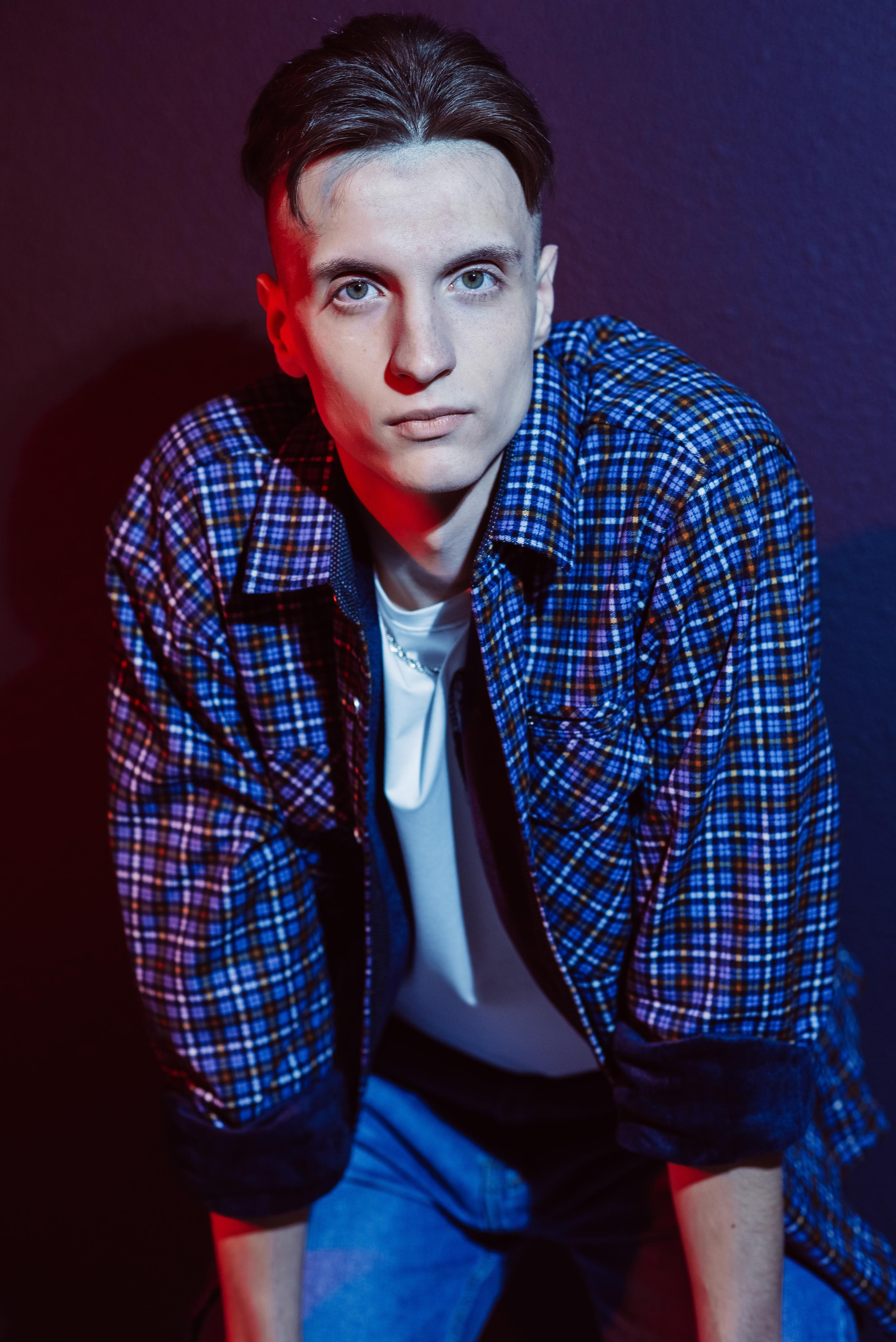 «Стиль 90-е» 11 класс, Циклорама. Стильный выпускной альбом Владивосток фотограф Вероника Мигачева