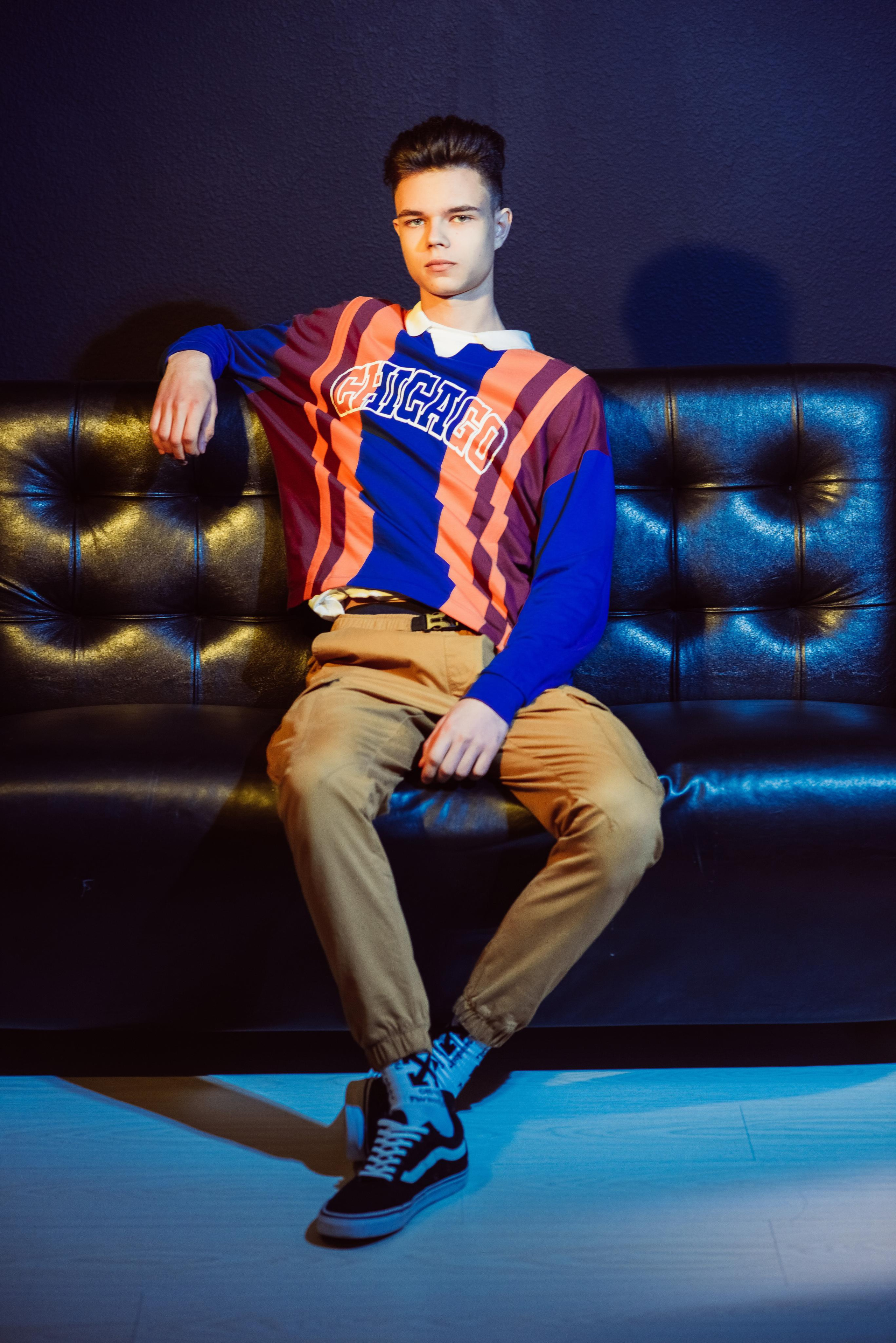 «Стиль 90-е» 11 класс, Циклорама. Стильный выпускной альбом Владивосток фотограф Вероника Мигачева