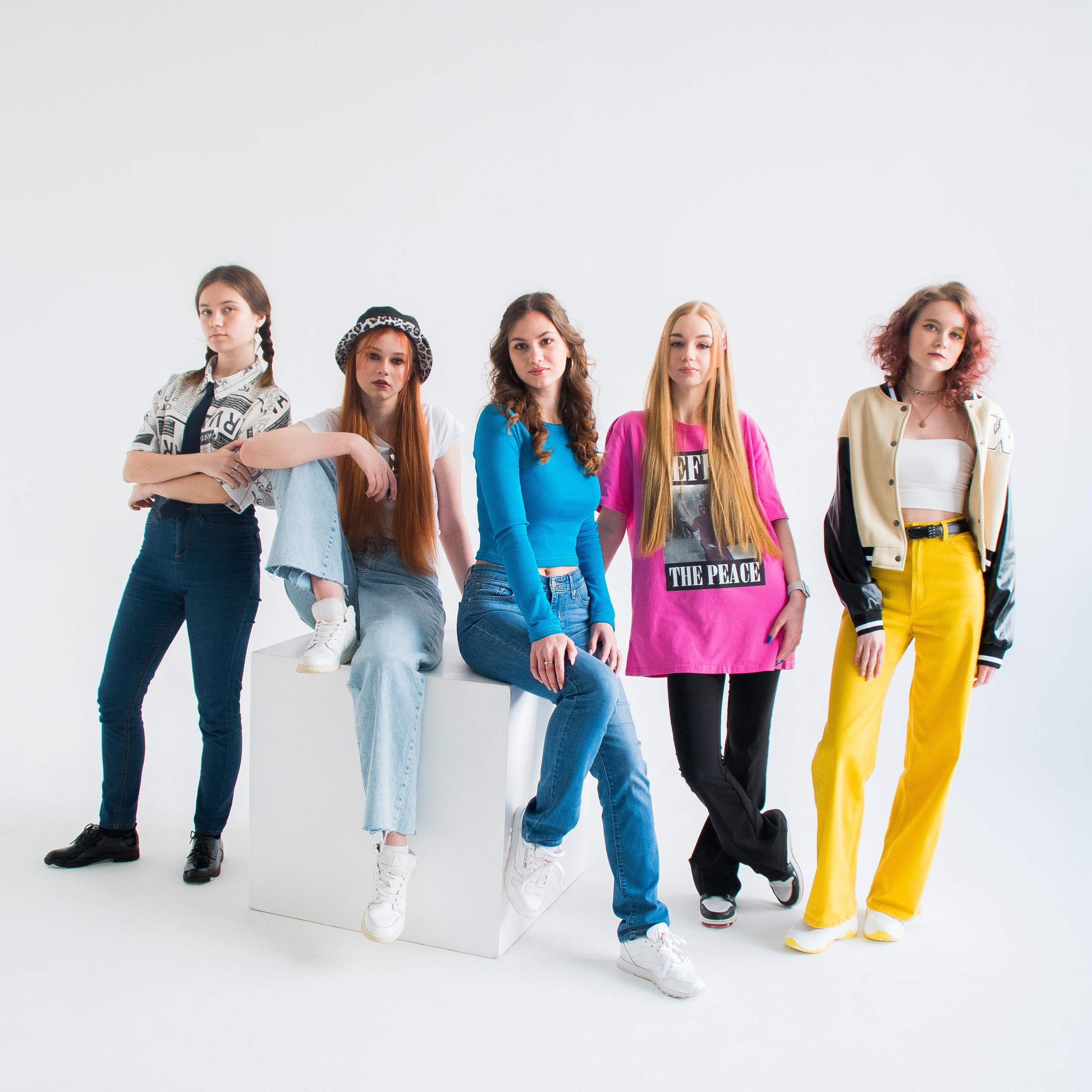 «Стиль 90-е» 11 класс, Циклорама. Стильный выпускной альбом Владивосток фотограф Вероника Мигачева