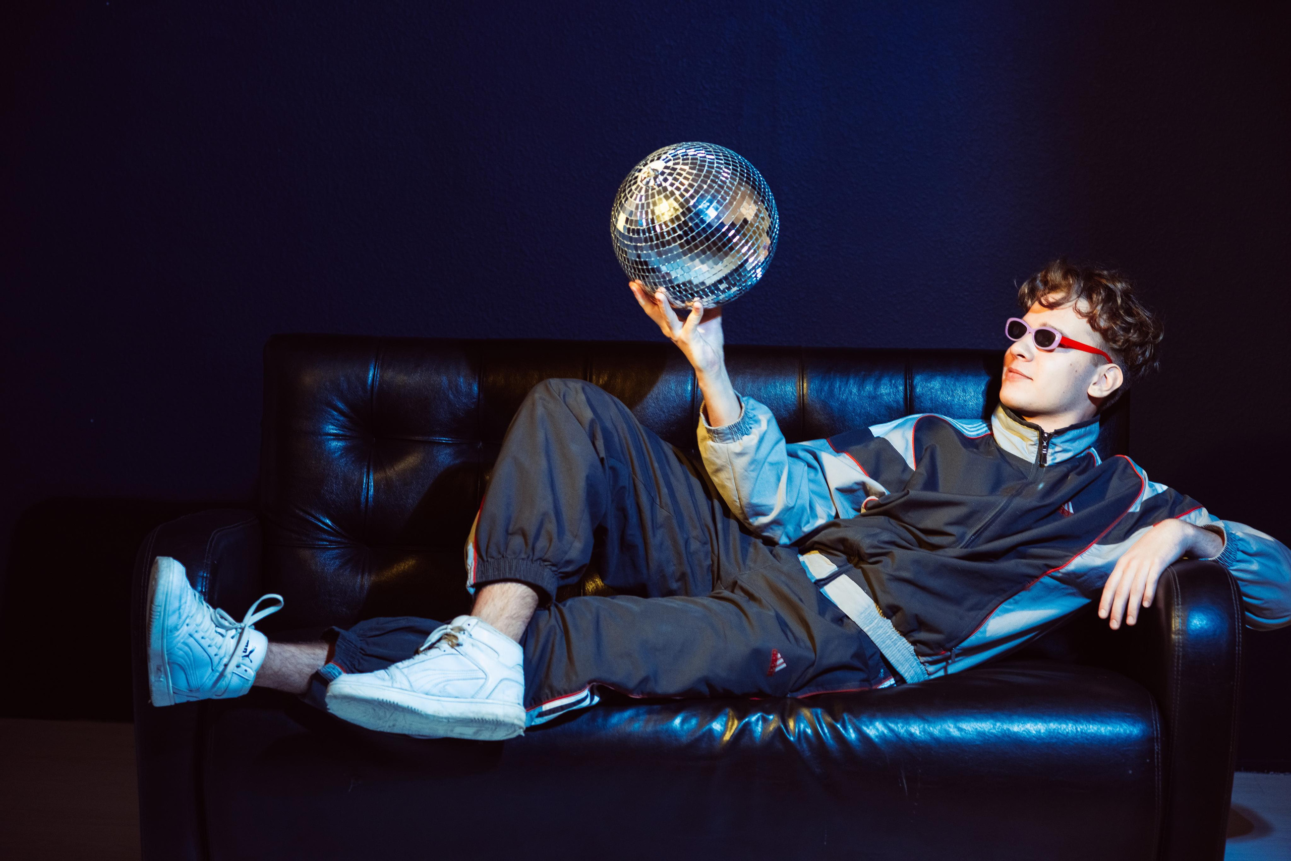 «Стиль 90-е» 11 класс, Циклорама. Стильный выпускной альбом Владивосток фотограф Вероника Мигачева