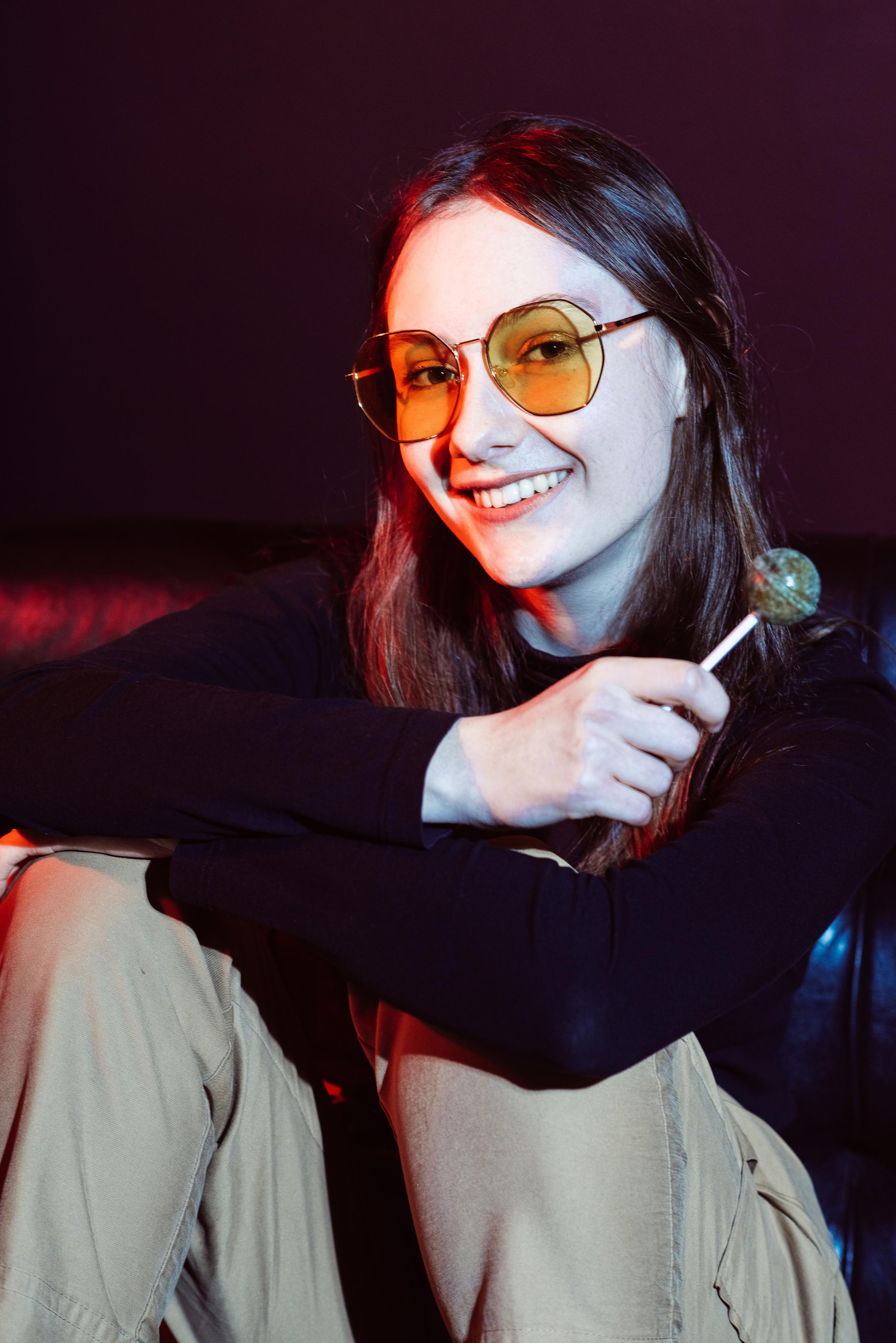 «Стиль 90-е» 11 класс, Циклорама. Стильный выпускной альбом Владивосток фотограф Вероника Мигачева