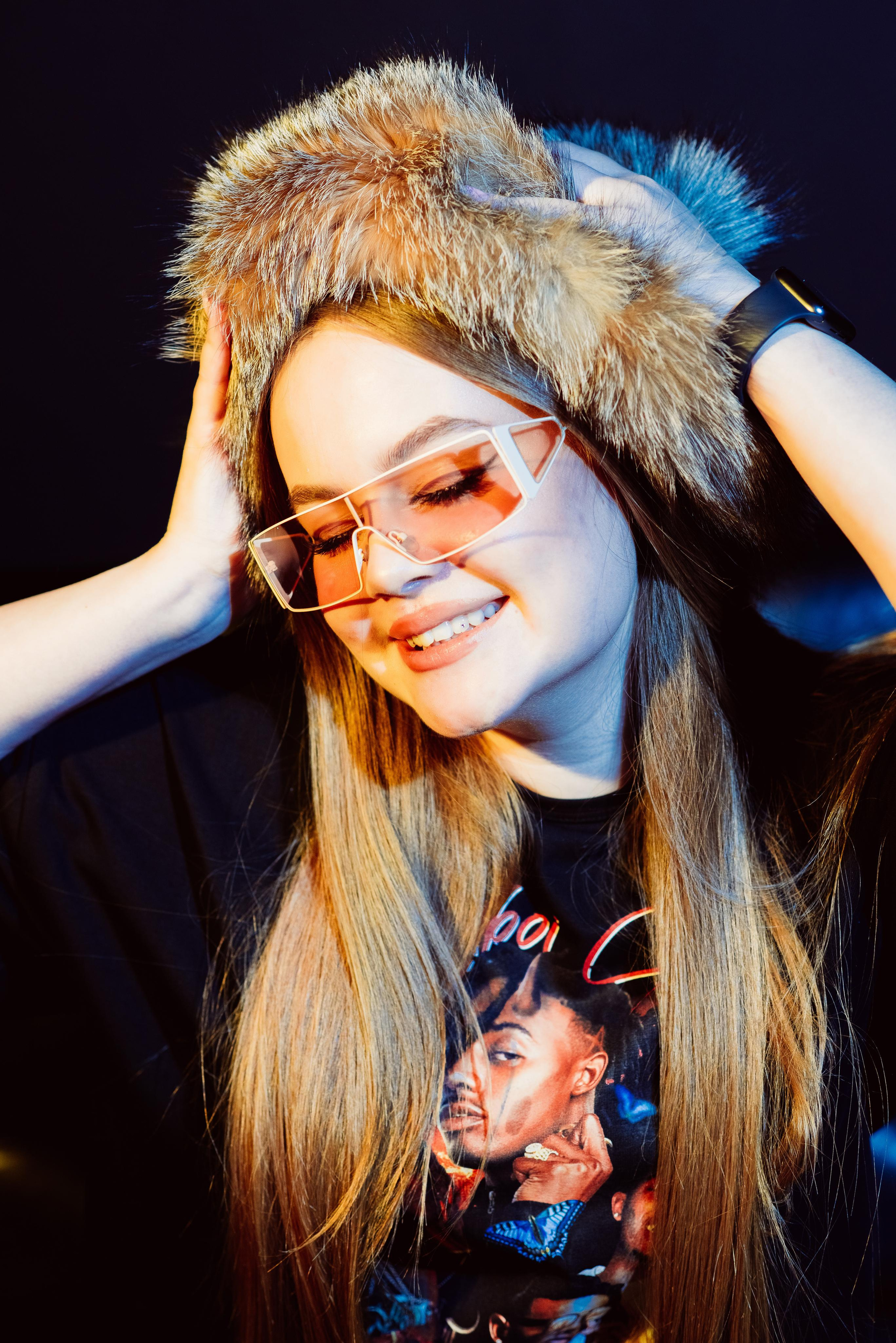 «Стиль 90-е» 11 класс, Циклорама. Стильный выпускной альбом Владивосток фотограф Вероника Мигачева