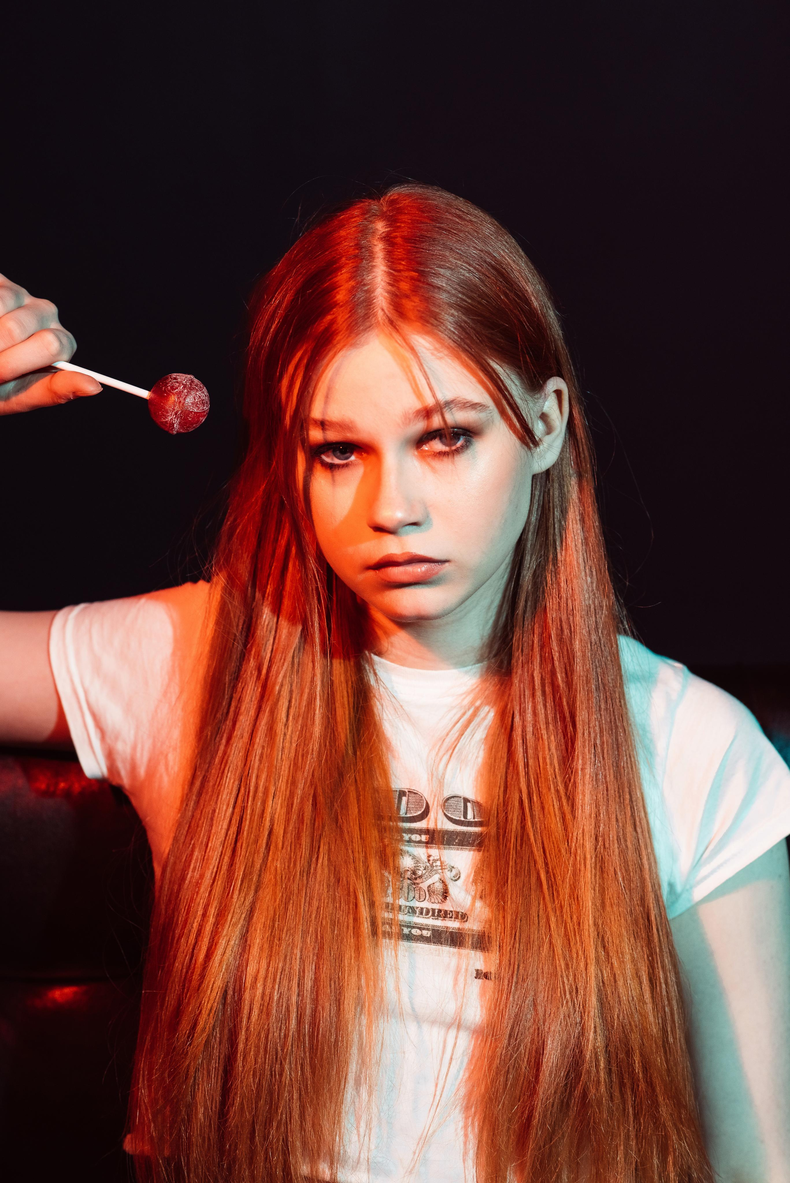 «Стиль 90-е» 11 класс, Циклорама. Стильный выпускной альбом Владивосток фотограф Вероника Мигачева