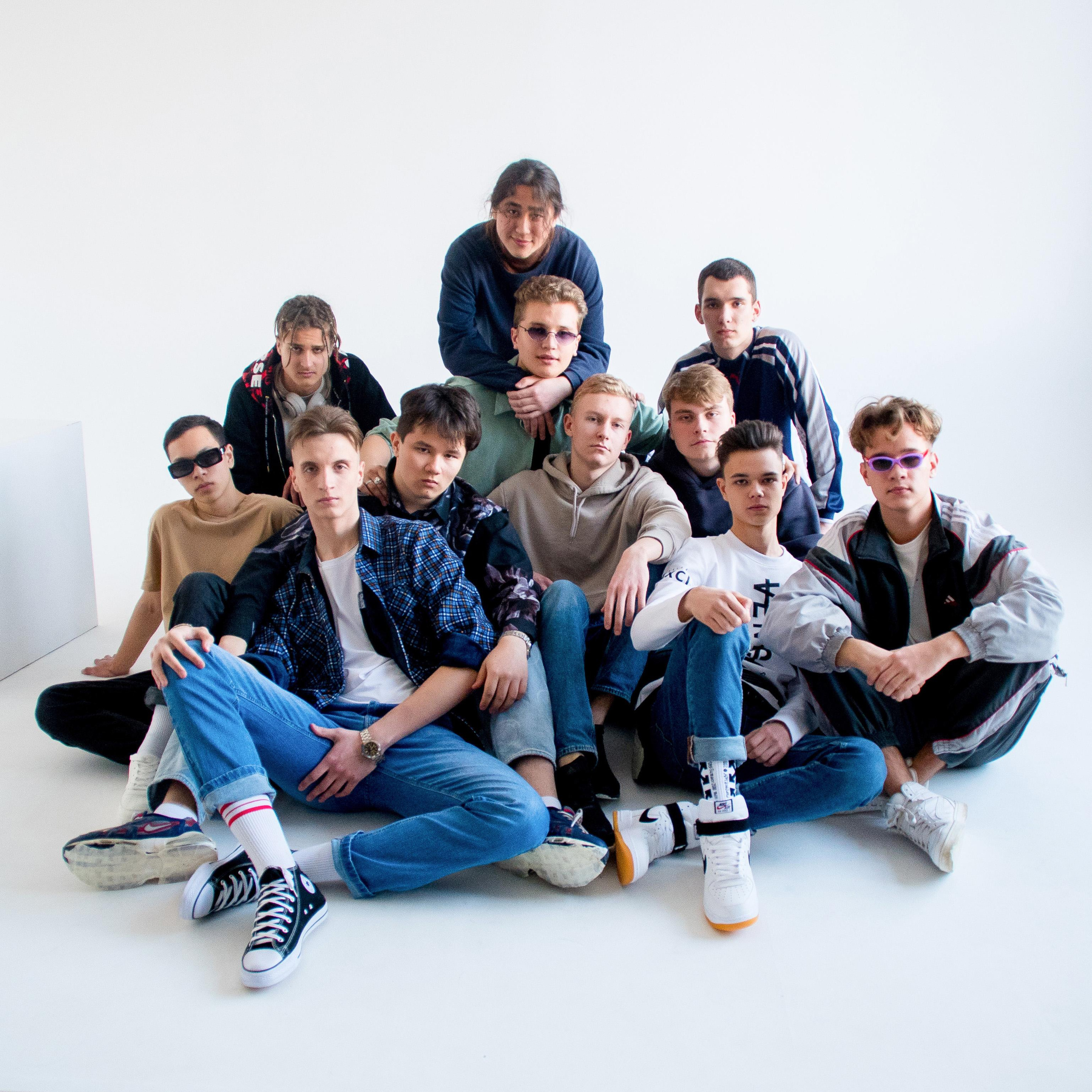 «Стиль 90-е» 11 класс, Циклорама. Стильный выпускной альбом Владивосток фотограф Вероника Мигачева