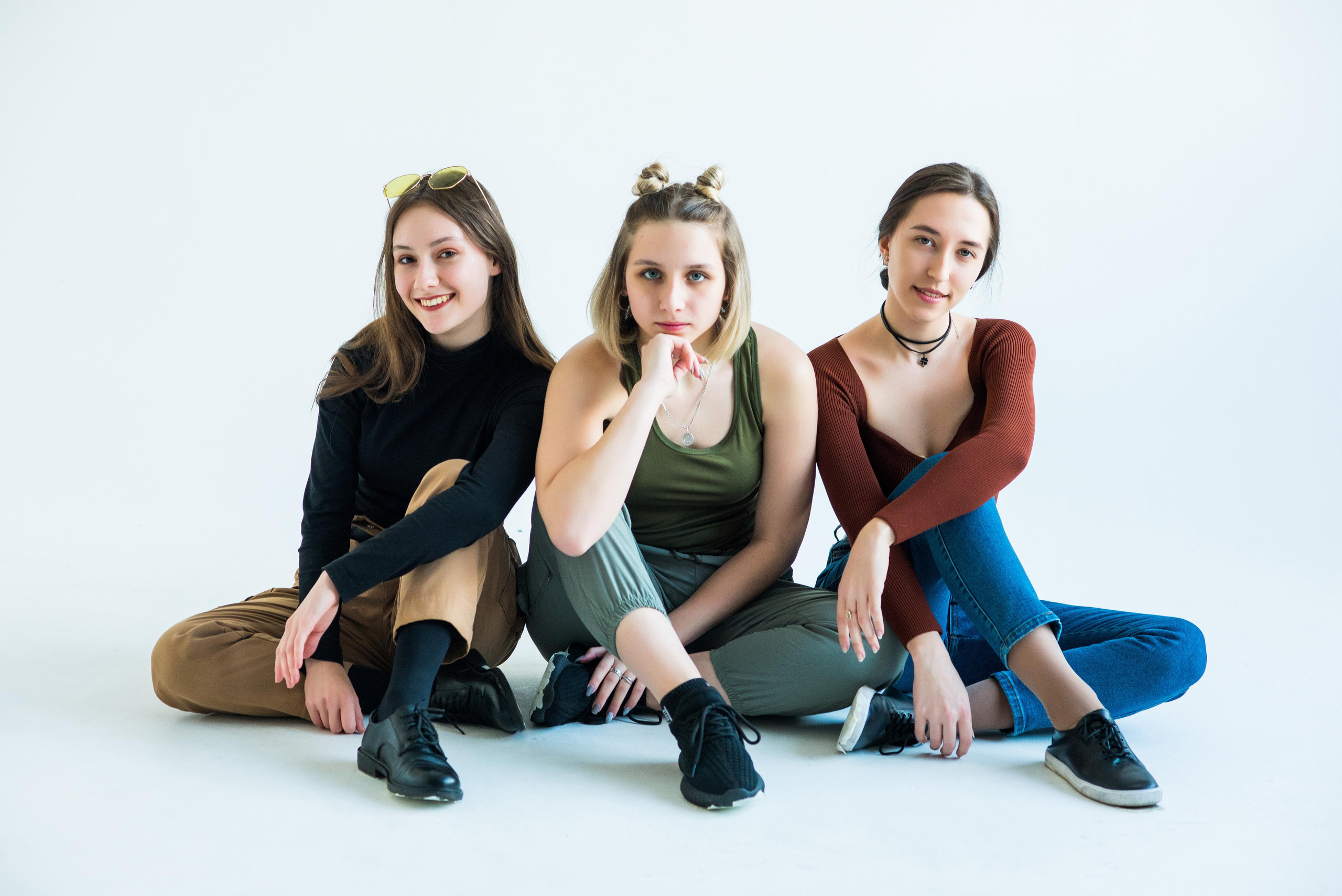 «Стиль 90-е» 11 класс, Циклорама. Стильный выпускной альбом Владивосток фотограф Вероника Мигачева