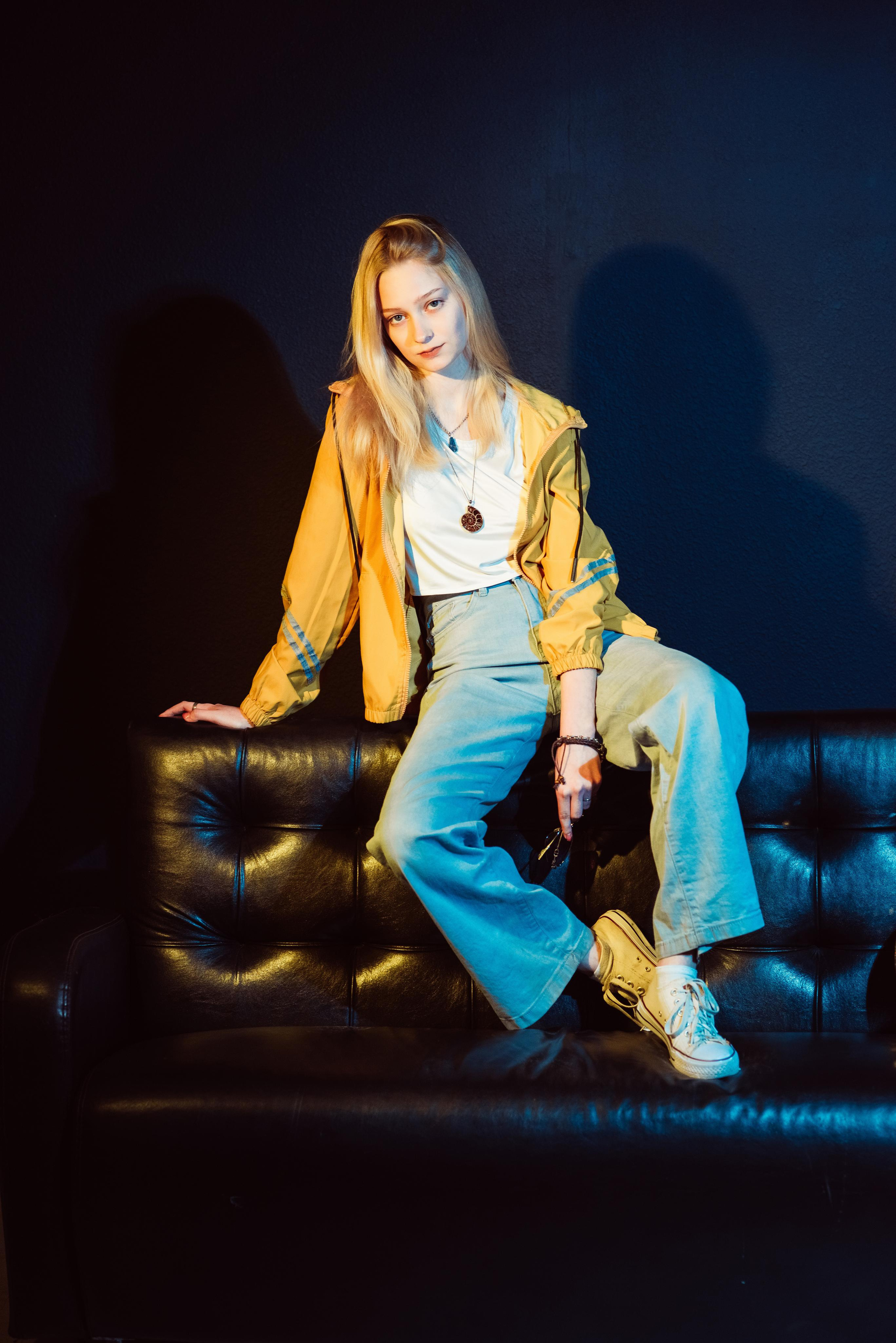 «Стиль 90-е» 11 класс, Циклорама. Стильный выпускной альбом Владивосток фотограф Вероника Мигачева