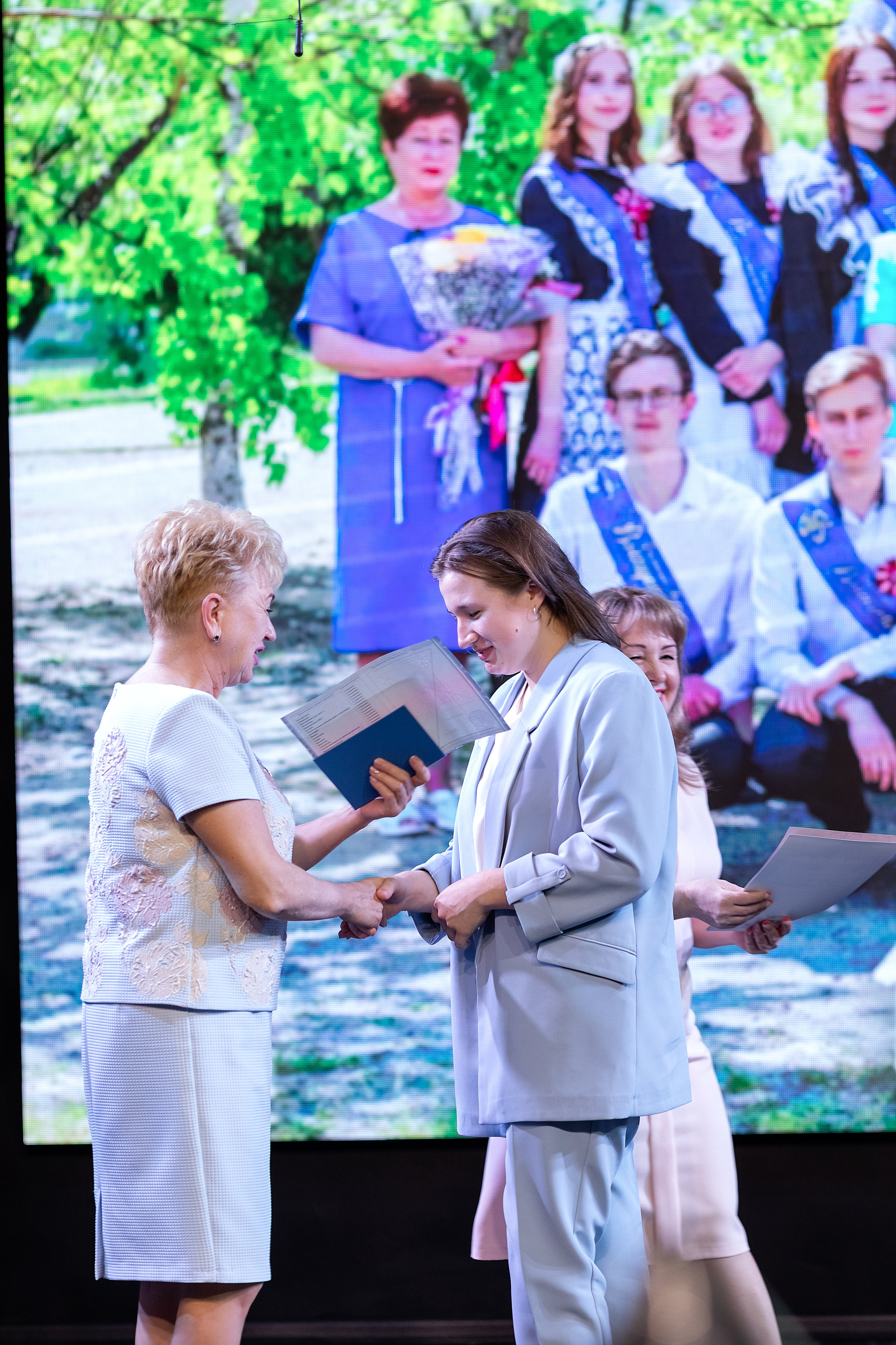 Выпускной 33 школа. Стильный выпускной альбом Владивосток фотограф Вероника Мигачева