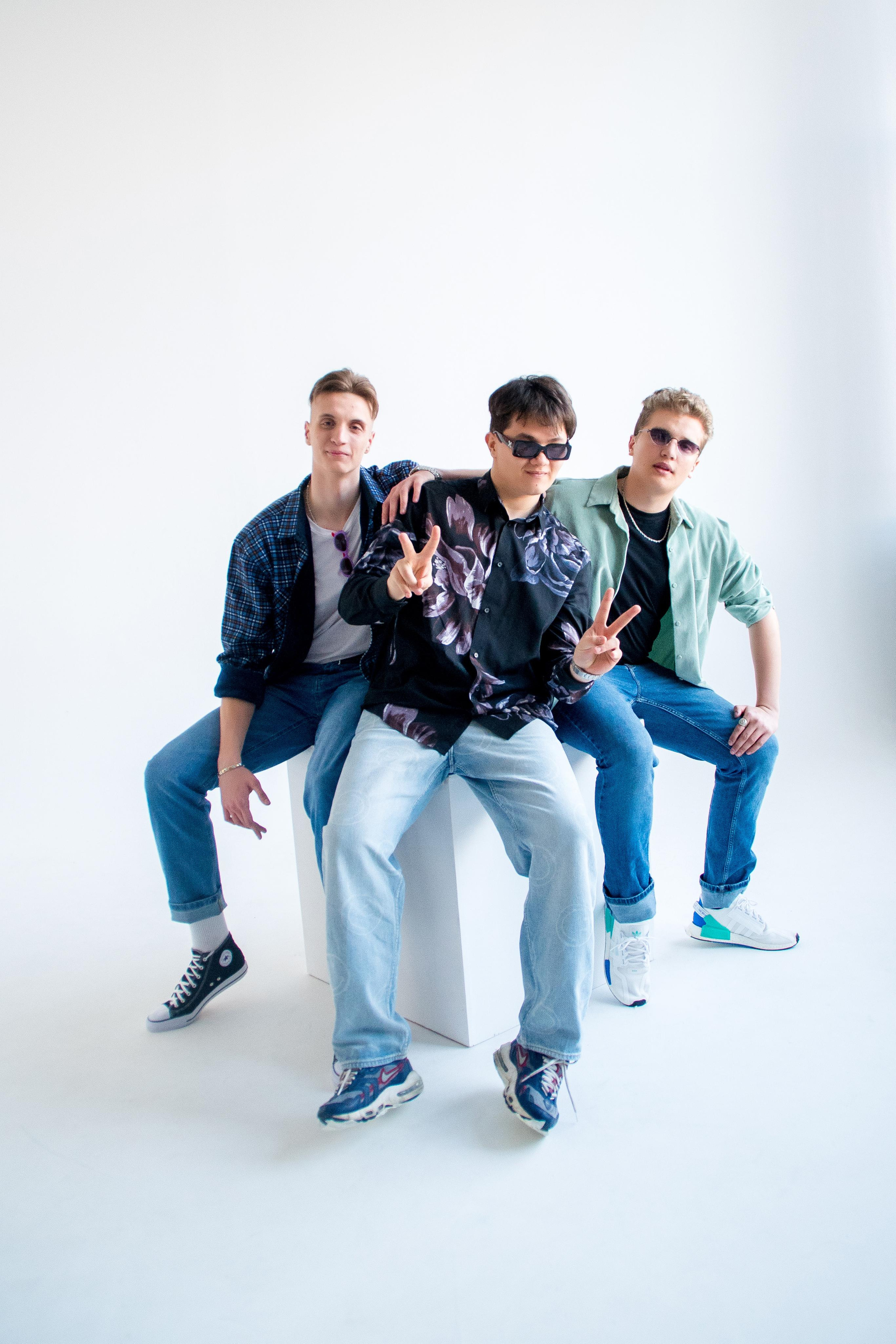 «Стиль 90-е» 11 класс, Циклорама. Стильный выпускной альбом Владивосток фотограф Вероника Мигачева