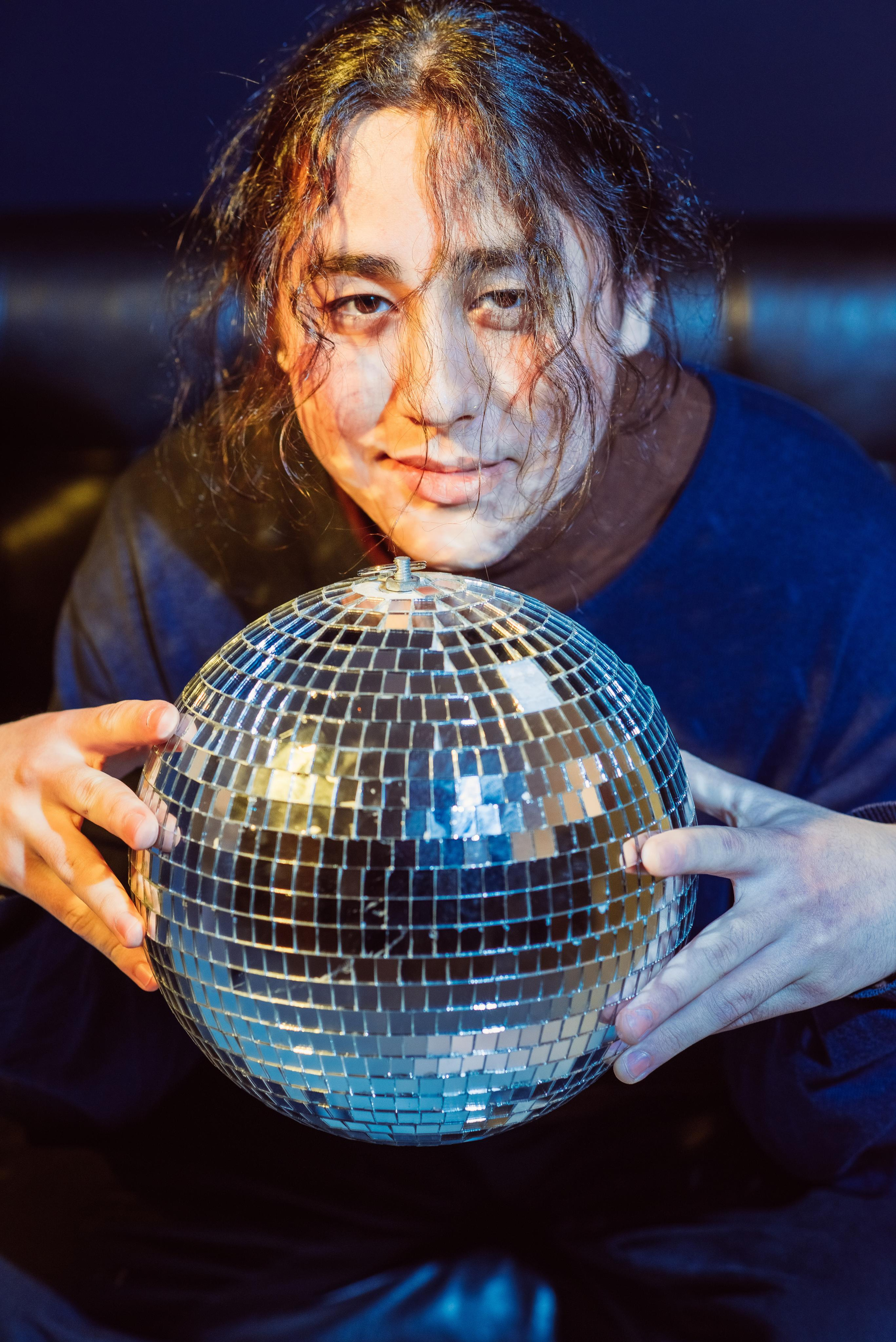 «Стиль 90-е» 11 класс, Циклорама. Стильный выпускной альбом Владивосток фотограф Вероника Мигачева