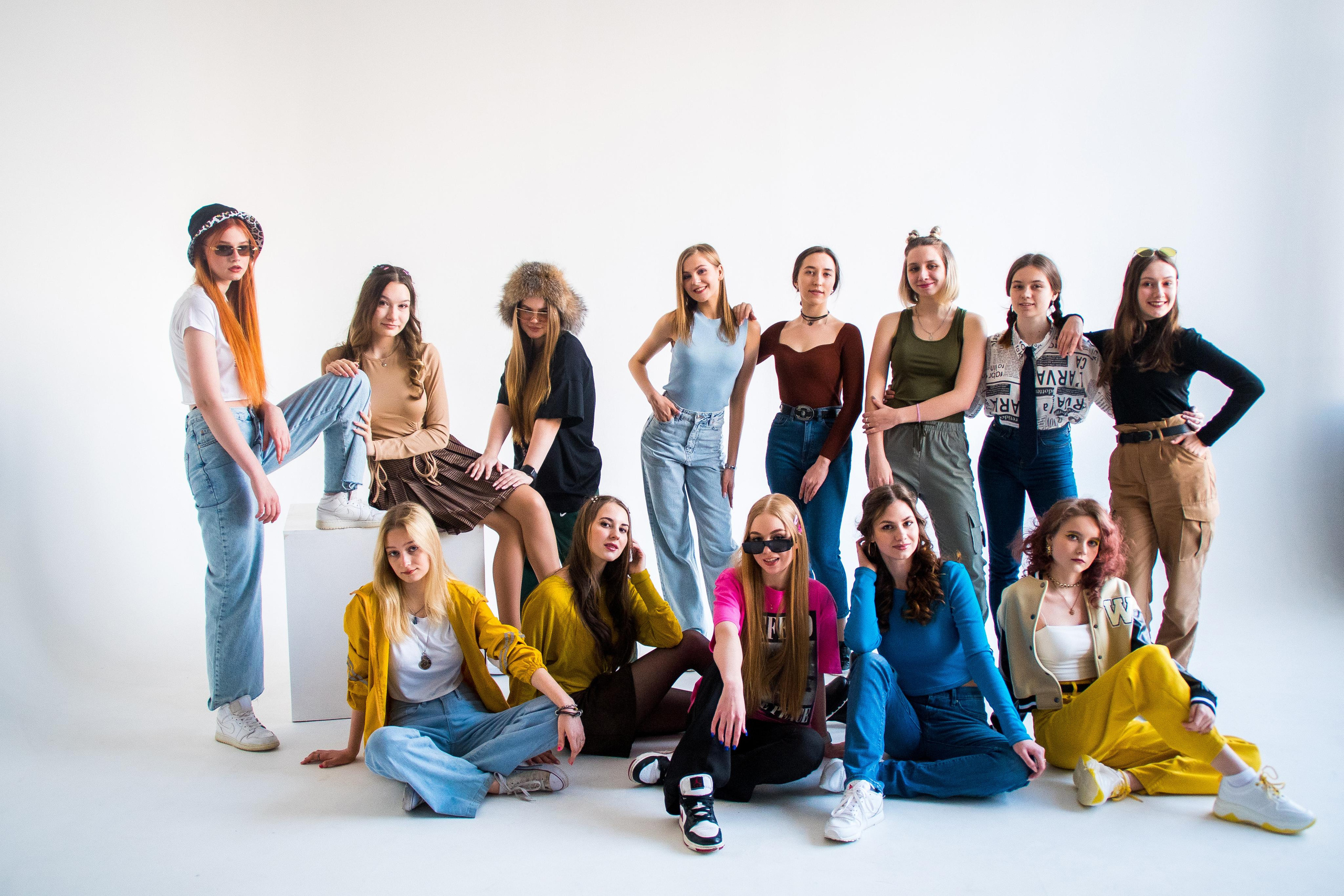 «Стиль 90-е» 11 класс, Циклорама. Стильный выпускной альбом Владивосток фотограф Вероника Мигачева