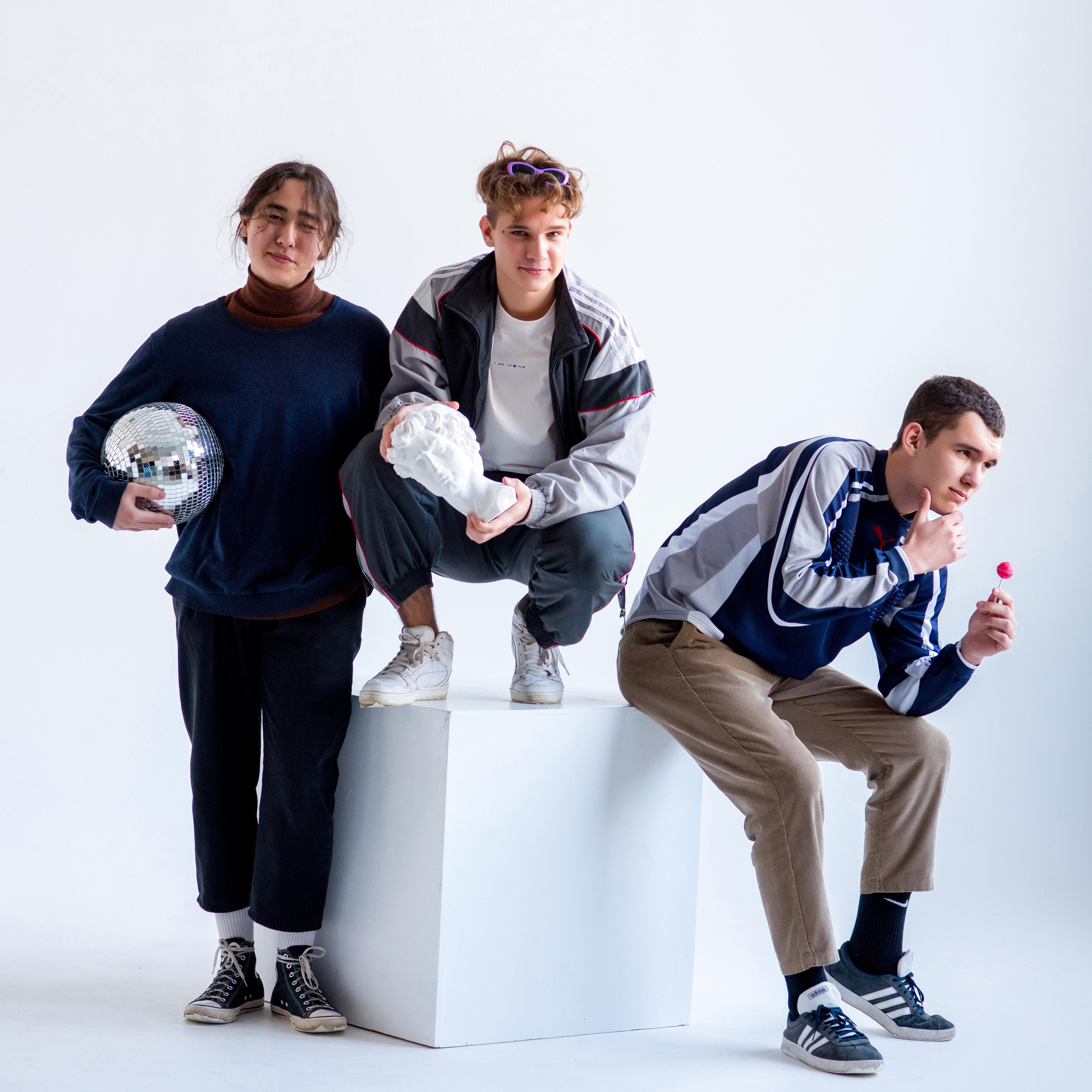 «Стиль 90-е» 11 класс, Циклорама. Стильный выпускной альбом Владивосток фотограф Вероника Мигачева