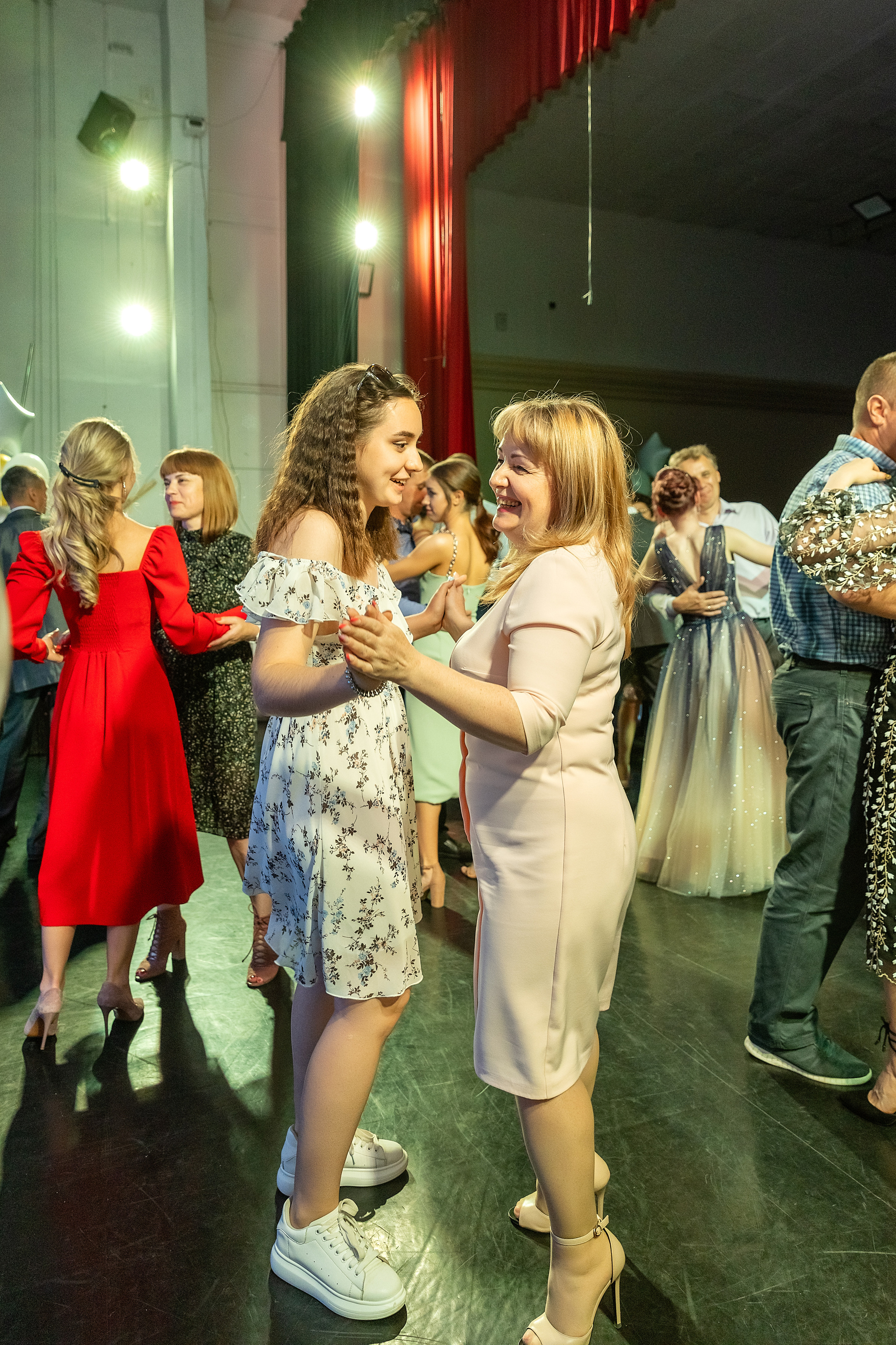 Выпускной 33 школа. Стильный выпускной альбом Владивосток фотограф Вероника Мигачева