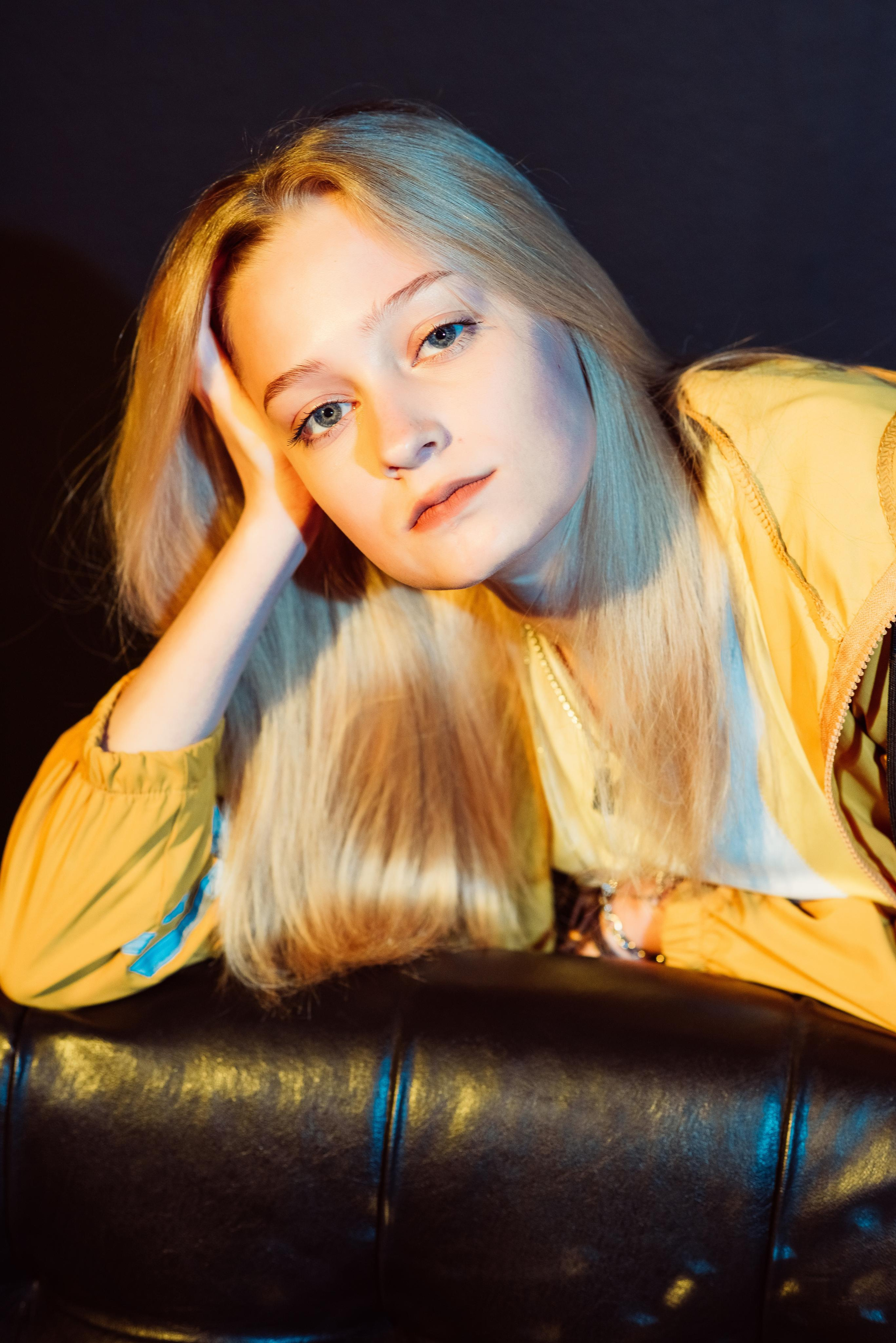 «Стиль 90-е» 11 класс, Циклорама. Стильный выпускной альбом Владивосток фотограф Вероника Мигачева