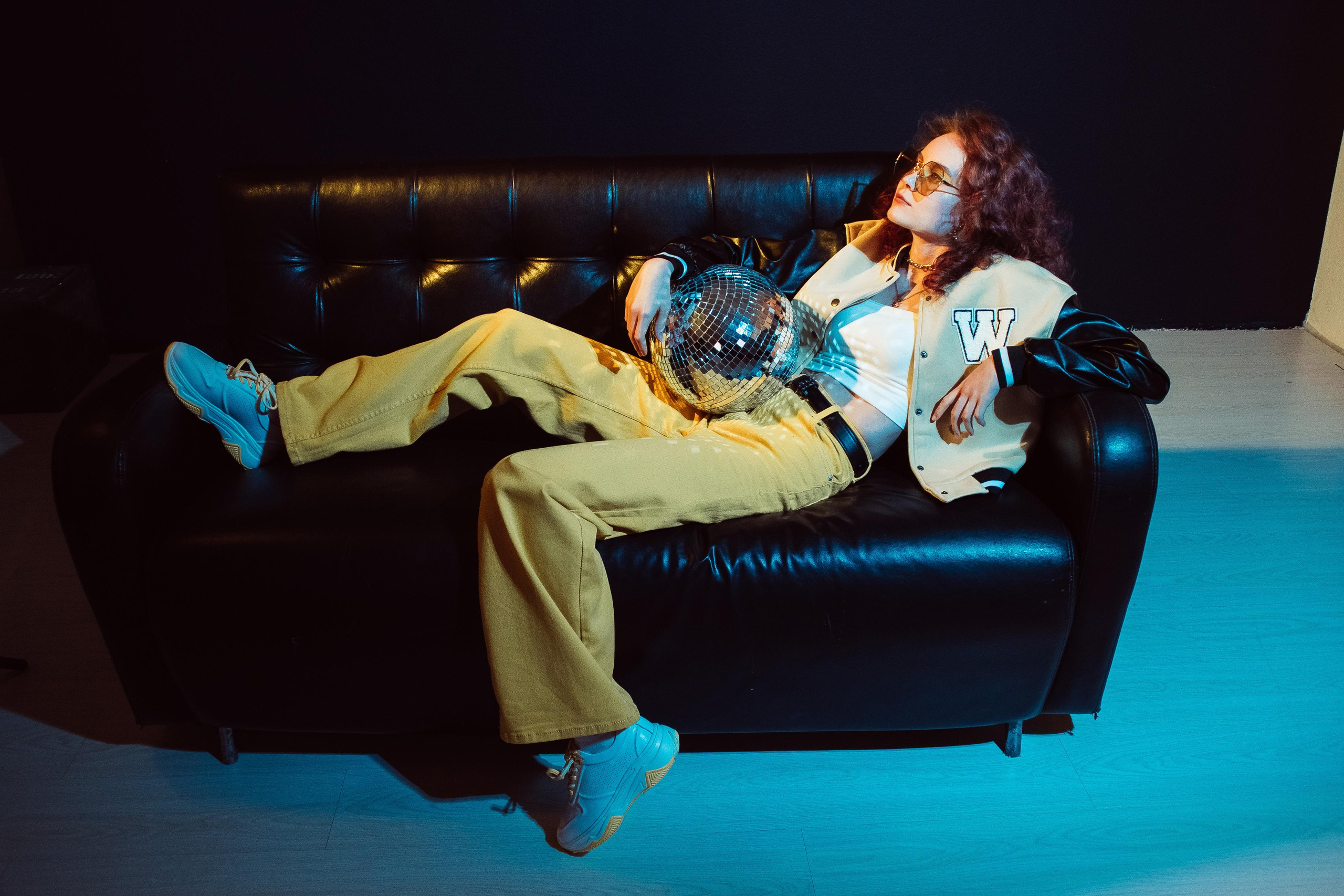 «Стиль 90-е» 11 класс, Циклорама. Стильный выпускной альбом Владивосток фотограф Вероника Мигачева