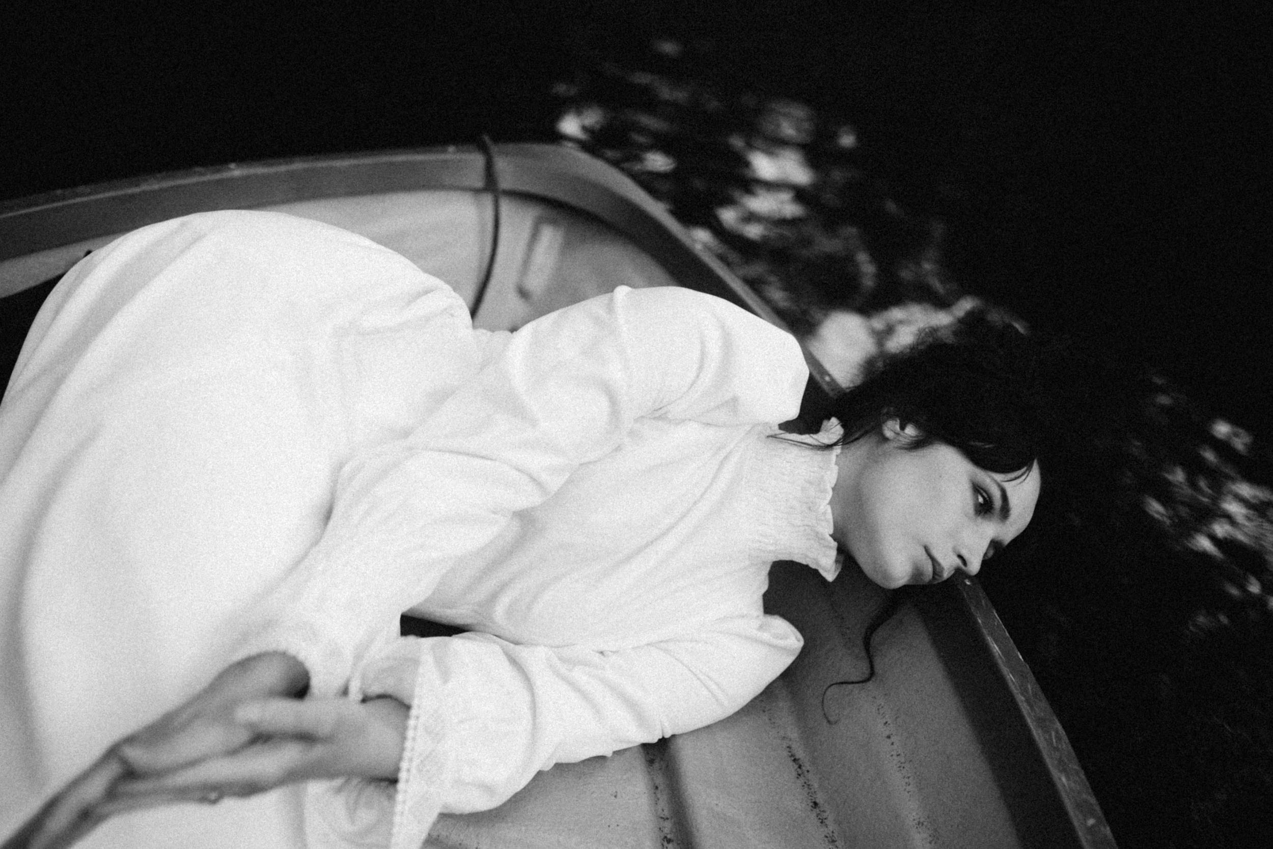 Черно-белый портрет девушки в лодке