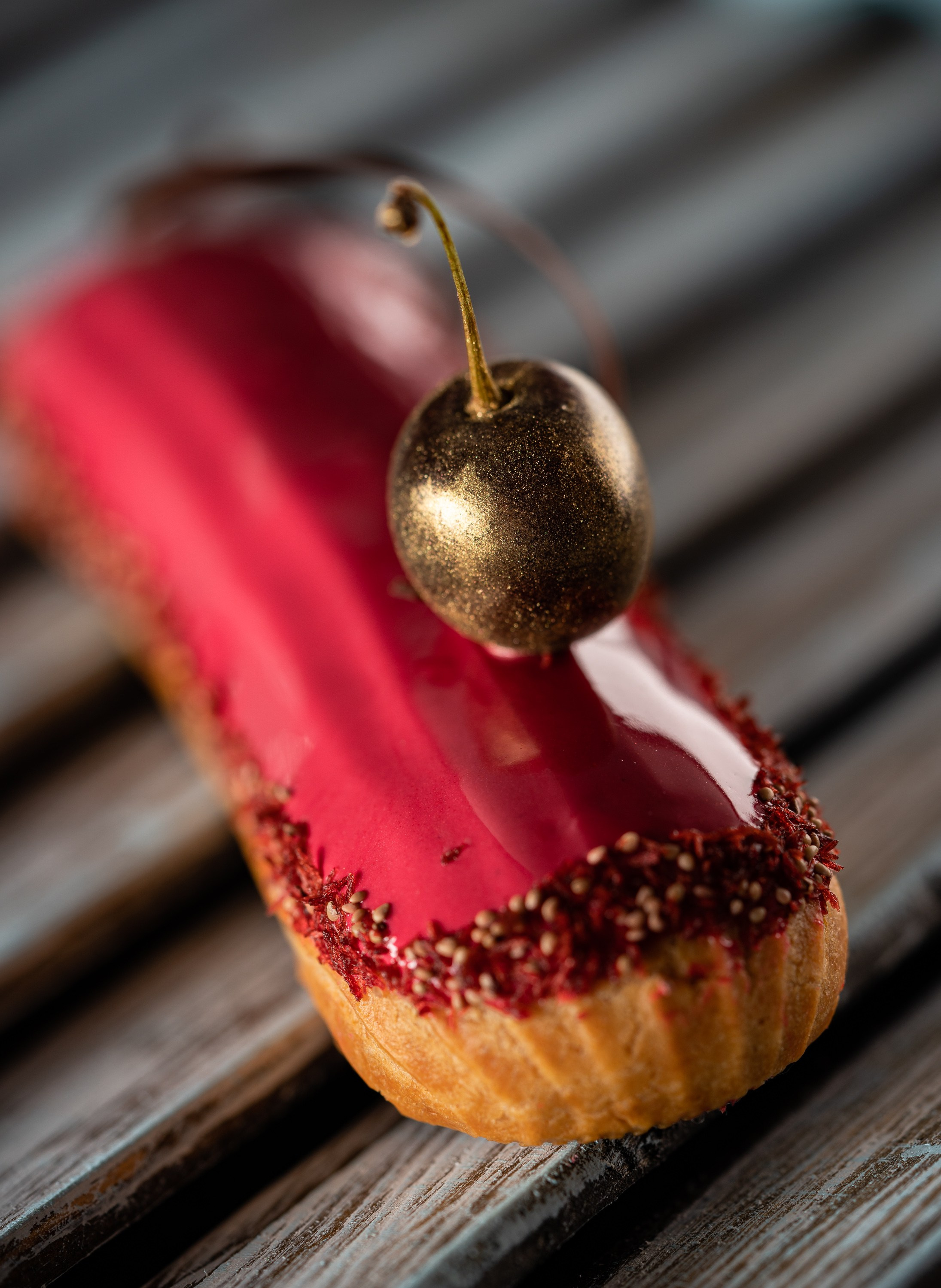 Фуд фотография для рекламы, социальных сетей, полиграфии и меню. Десерт эклер на фотографии Сергея Гаврилова gavrilovsergphoto