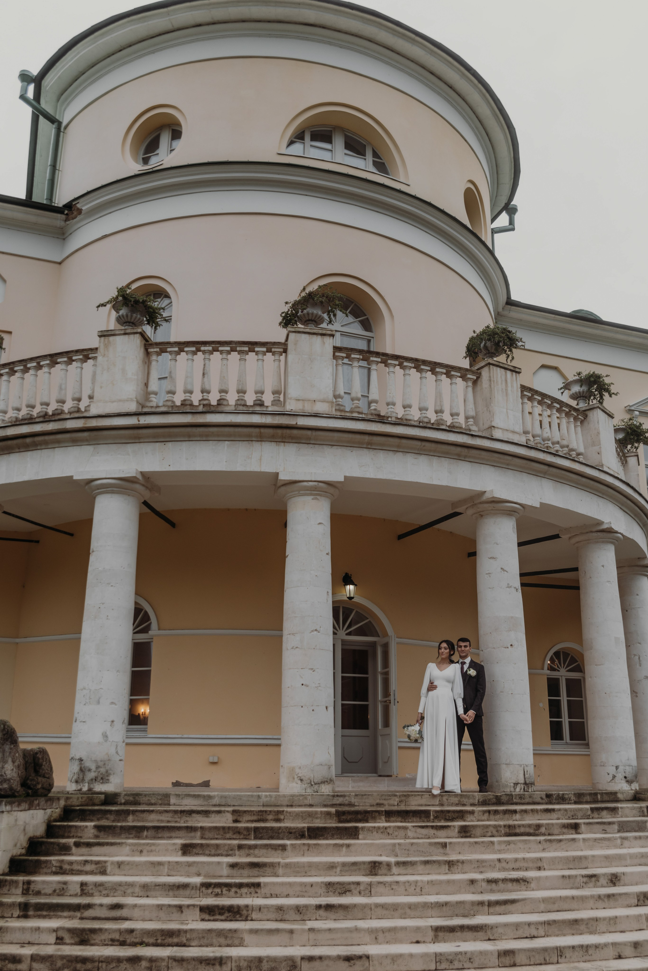 Свадебная фотосессия в Твери в красивой локации в замке в Московской области. Свадебный фотограф в Твери, Москве и Санкт-Петербурге Денисова Екатерина