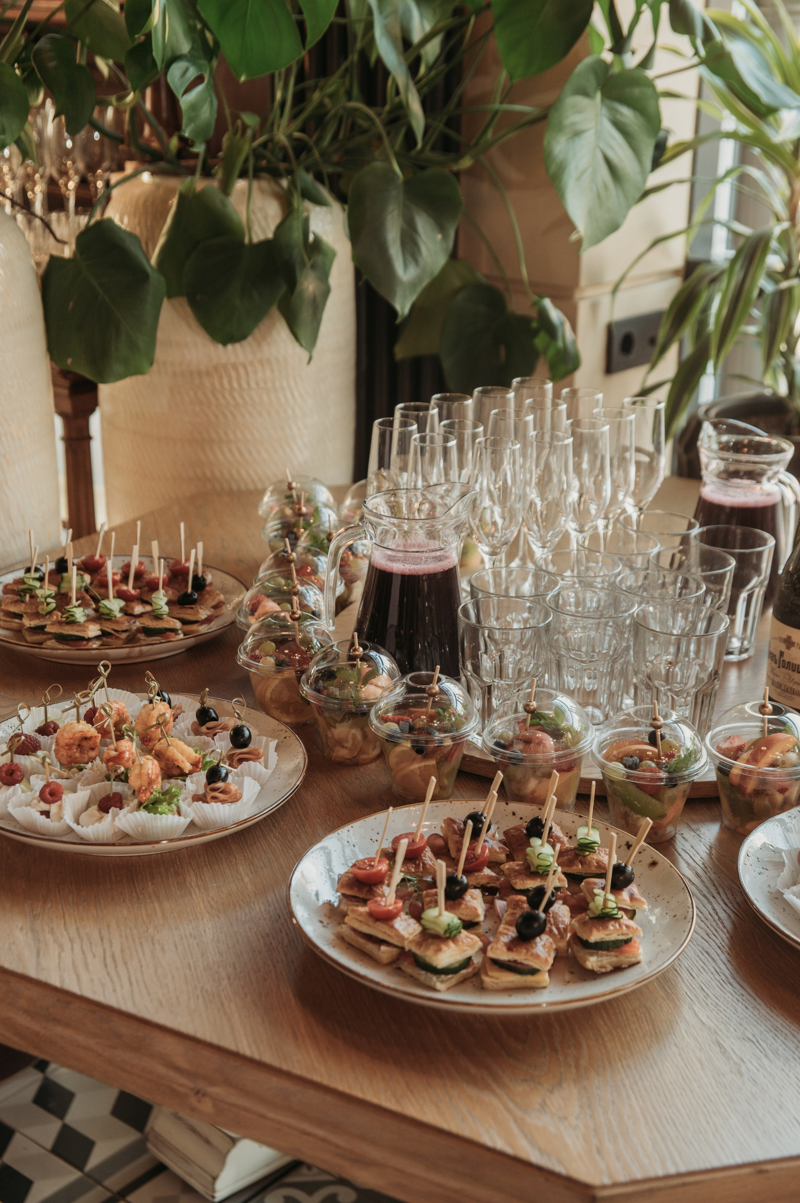 Свадебная фотосессия в Завидово гольф поле с утром невесты и красивым свадебным банкетом. Свадебный фотограф в Твери, Москве и Санкт-Петербурге Денисова Екатерина