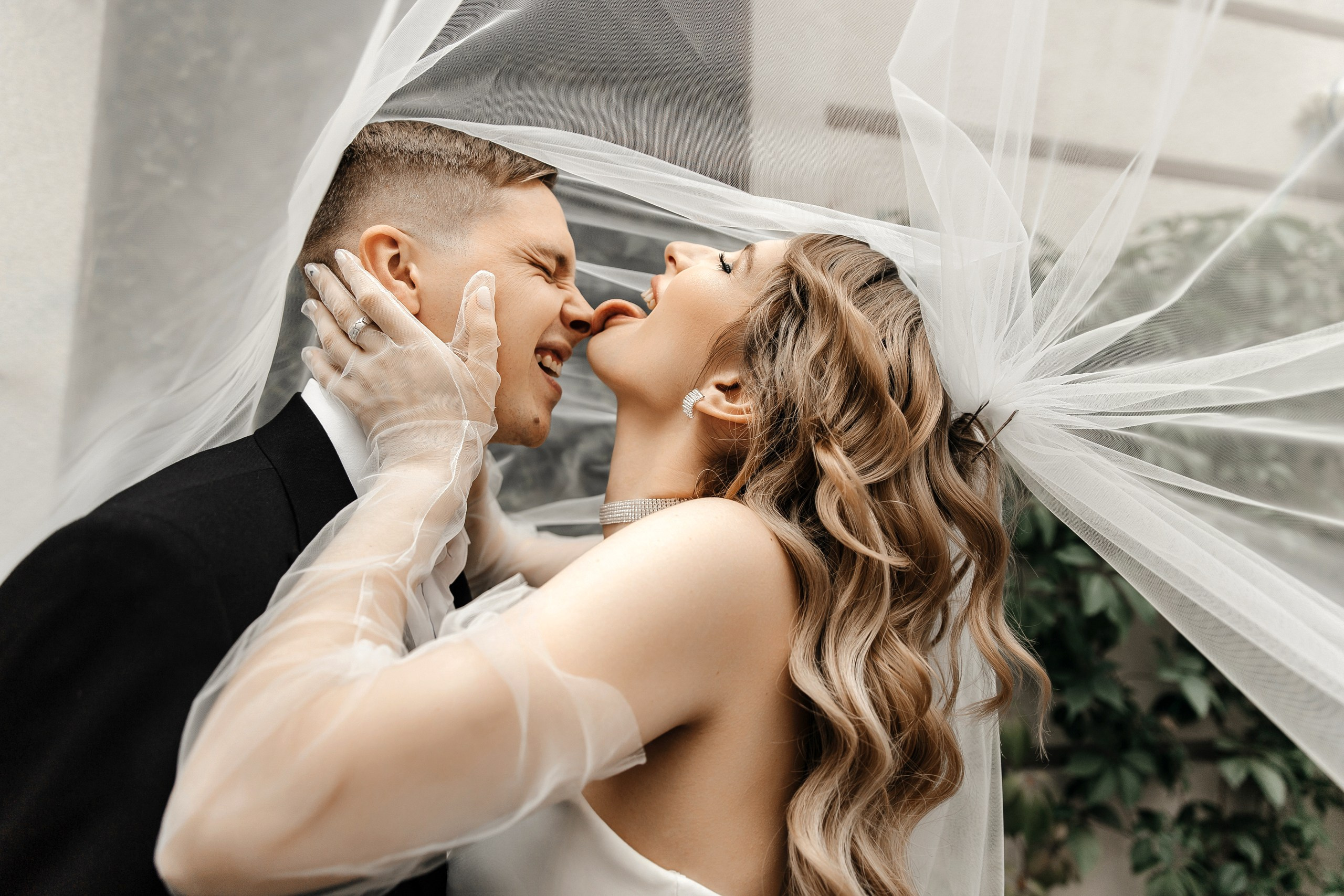 Здравствуйте! Я&nbsp;свадебный фотограф из&nbsp;Ульяновска, работаю в&nbsp;том числе по&nbsp;всей России и&nbsp;с&nbsp;выездом за&nbsp;границу. Снимаю свадьбы, lovestory, корпоративы, светский репортаж. Провожу обучение по&nbsp;фотографии, мастер-классы и&nbsp;воркшопы для других фотографов.