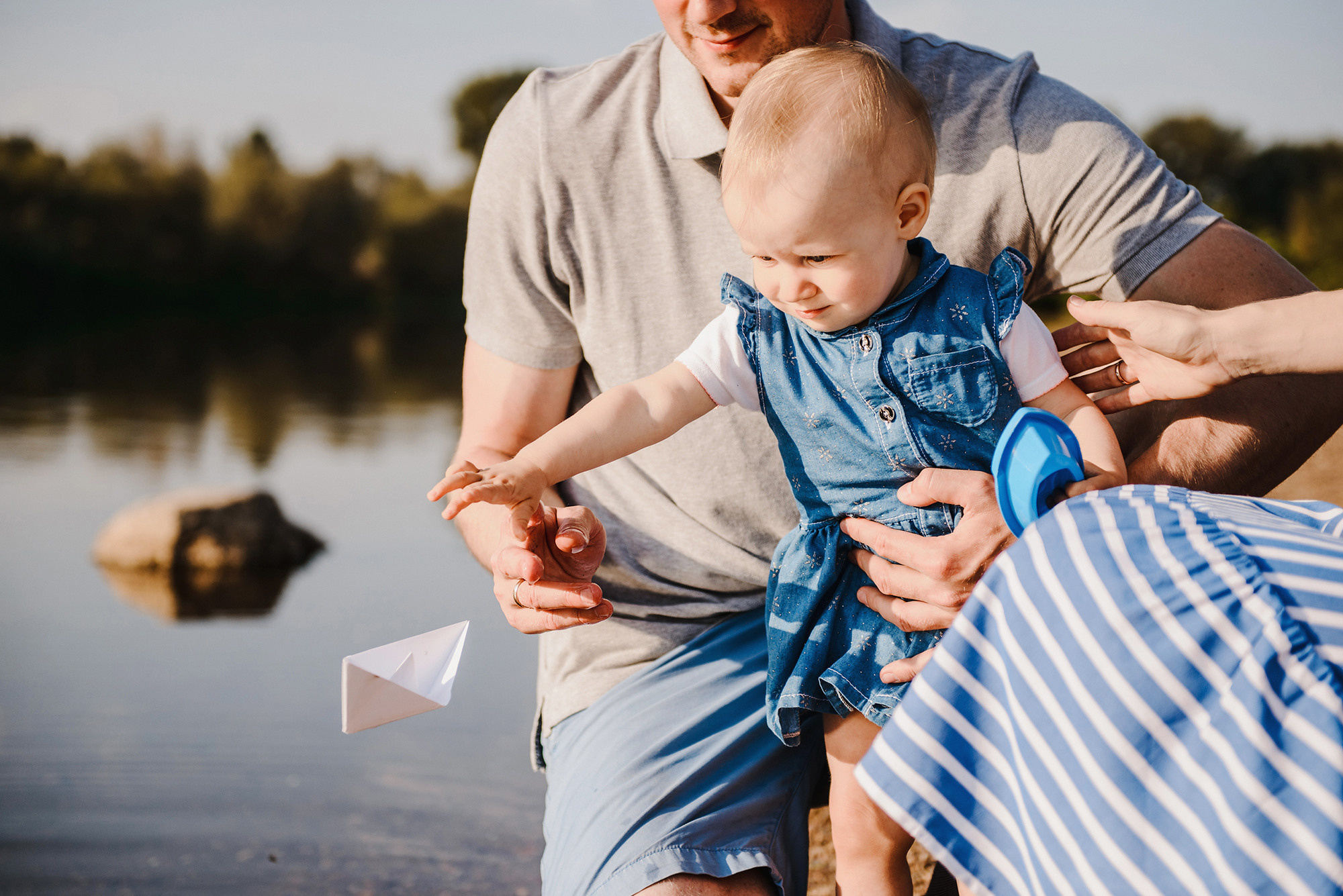 Бумажный кораблик и тёплый берег реки. Свадебный и семейный фотограф в Стерлитамаке, Салавате. Илья Антохин