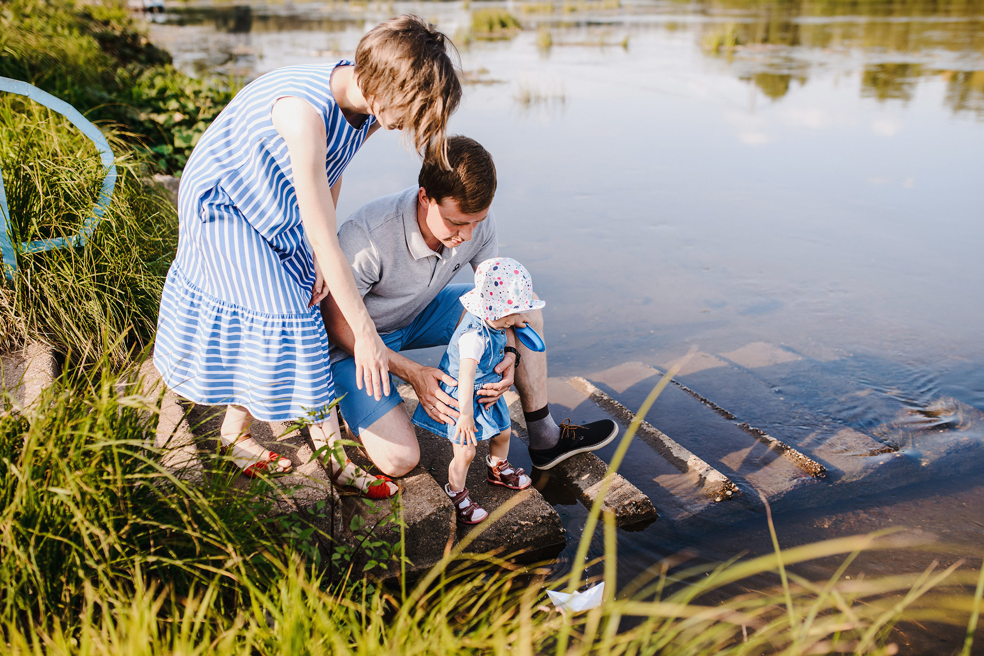 Бумажный кораблик и тёплый берег реки. Свадебный и семейный фотограф в Стерлитамаке, Салавате. Илья Антохин