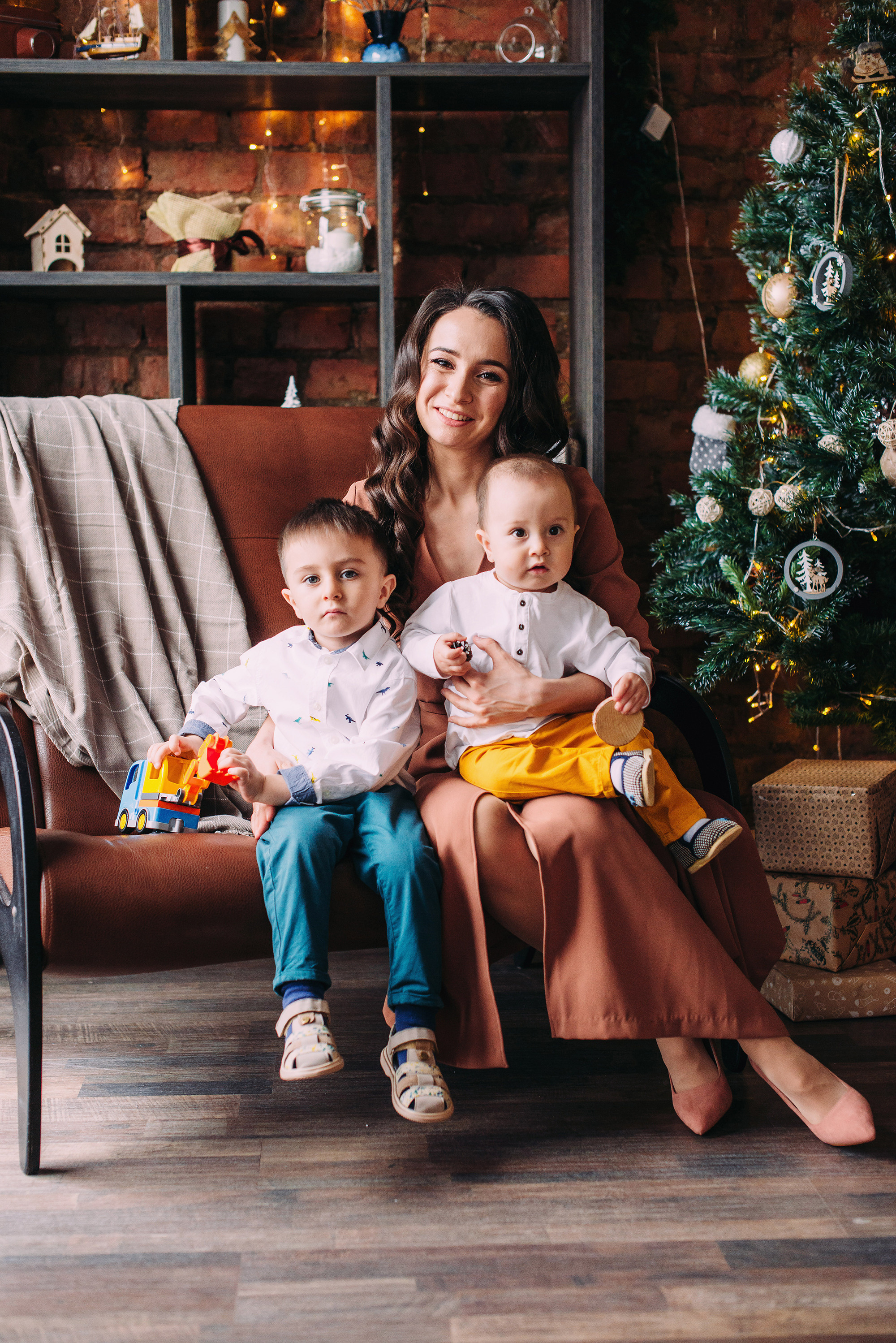 Желто-синий экскаватор с оранжевым ковшом. Свадебный и семейный фотограф в Стерлитамаке, Салавате. Илья Антохин