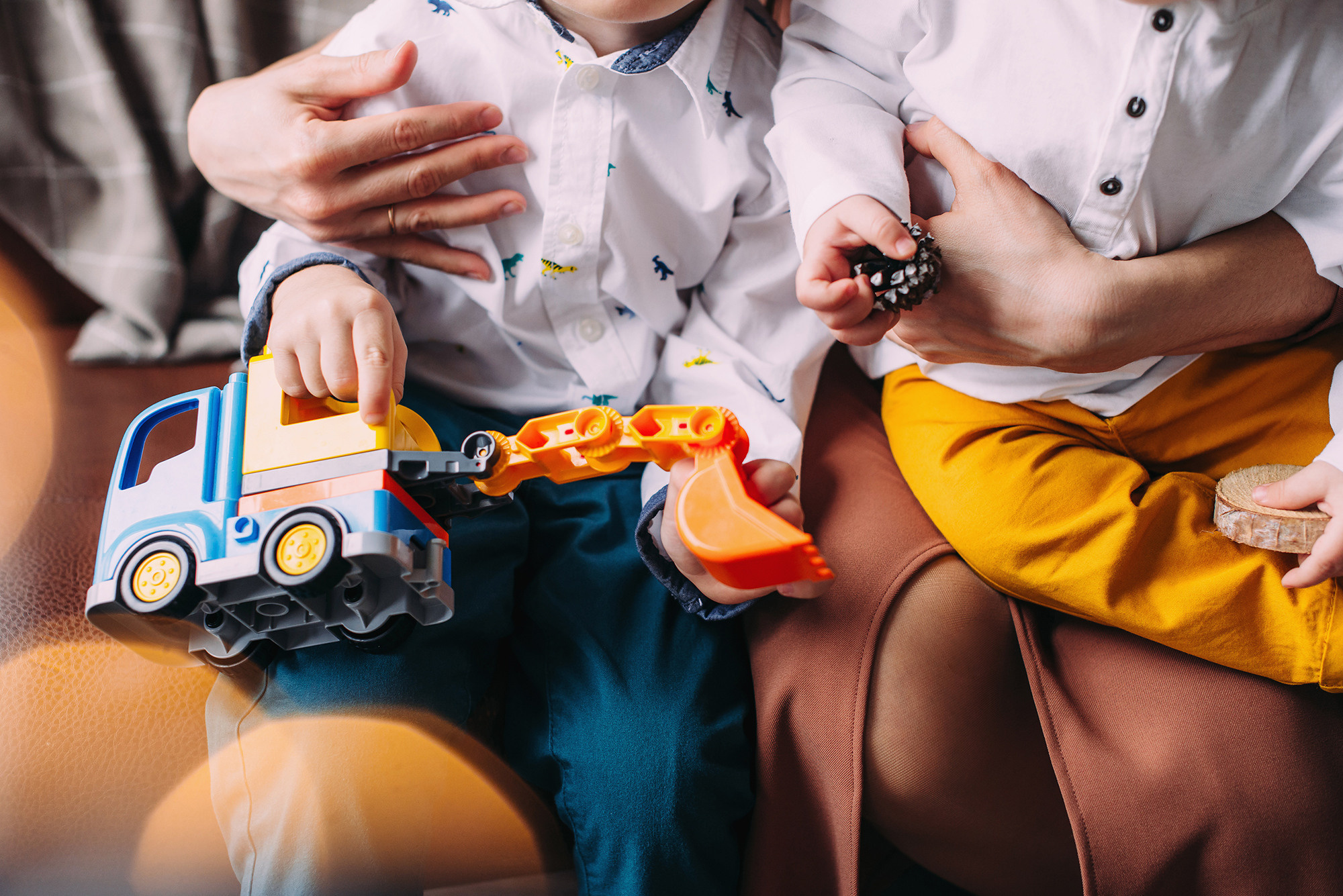 Желто-синий экскаватор с оранжевым ковшом. Свадебный и семейный фотограф в Стерлитамаке, Салавате. Илья Антохин