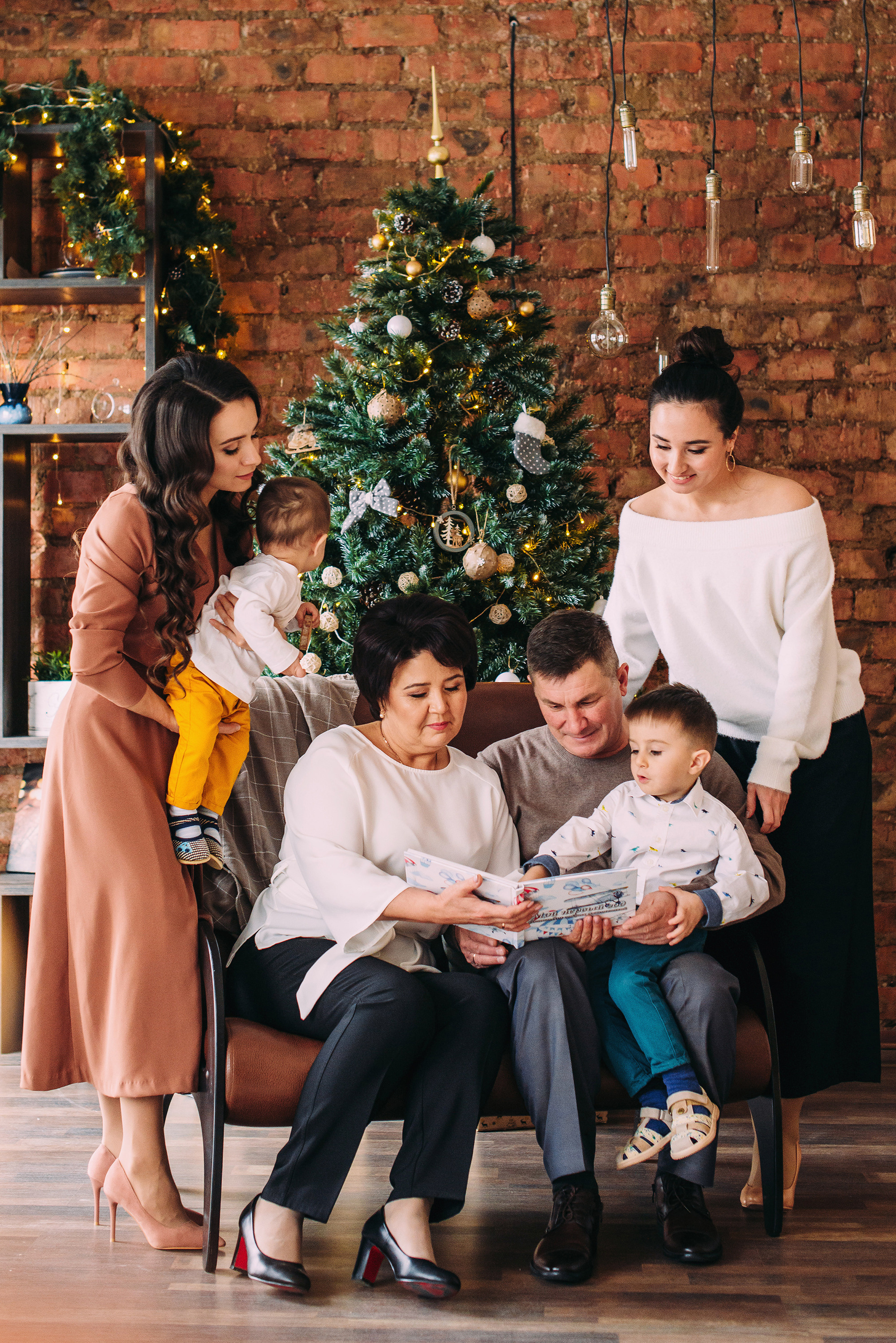 Желто-синий экскаватор с оранжевым ковшом. Свадебный и семейный фотограф в Стерлитамаке, Салавате. Илья Антохин