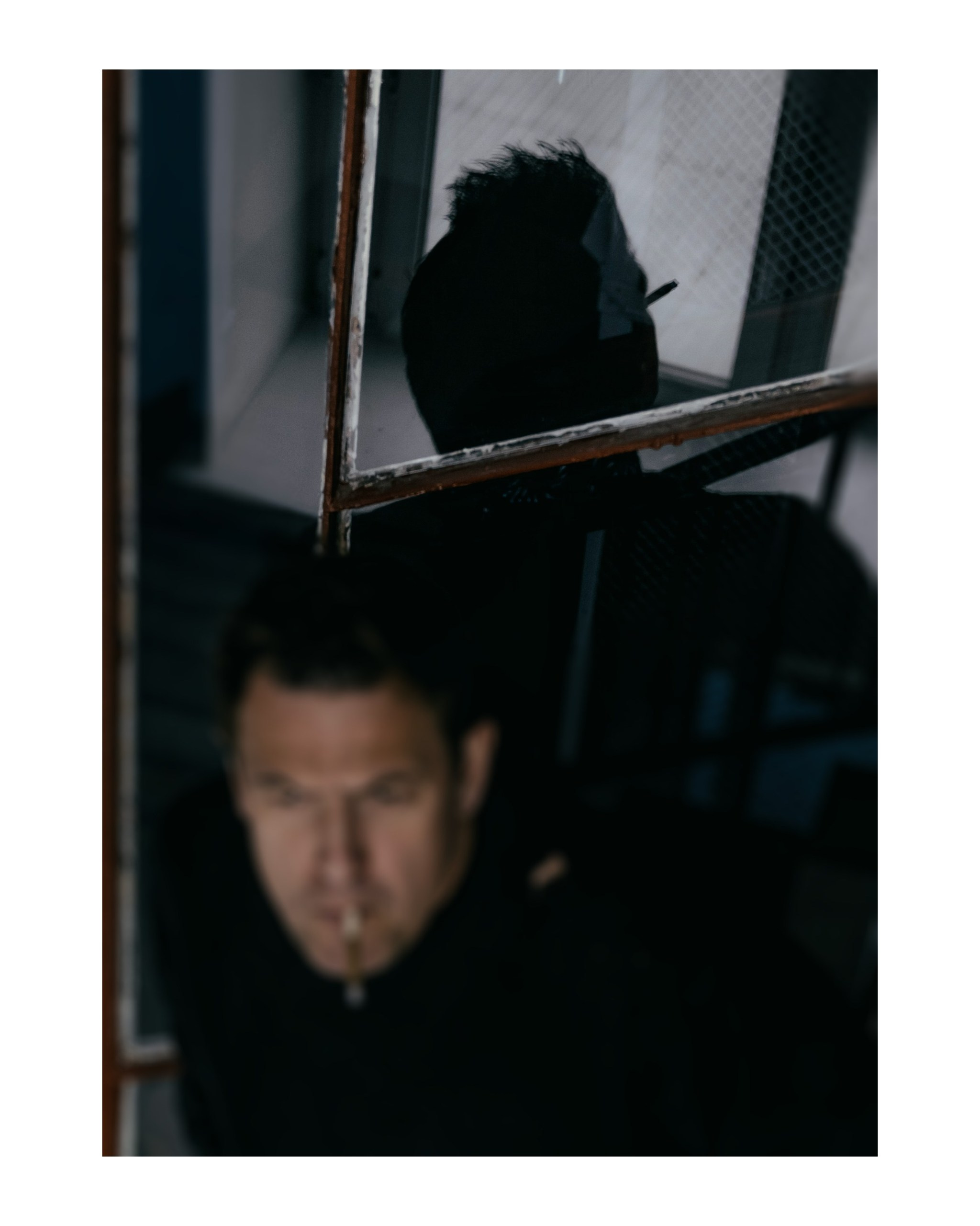 мужское отражение в стекле в окне