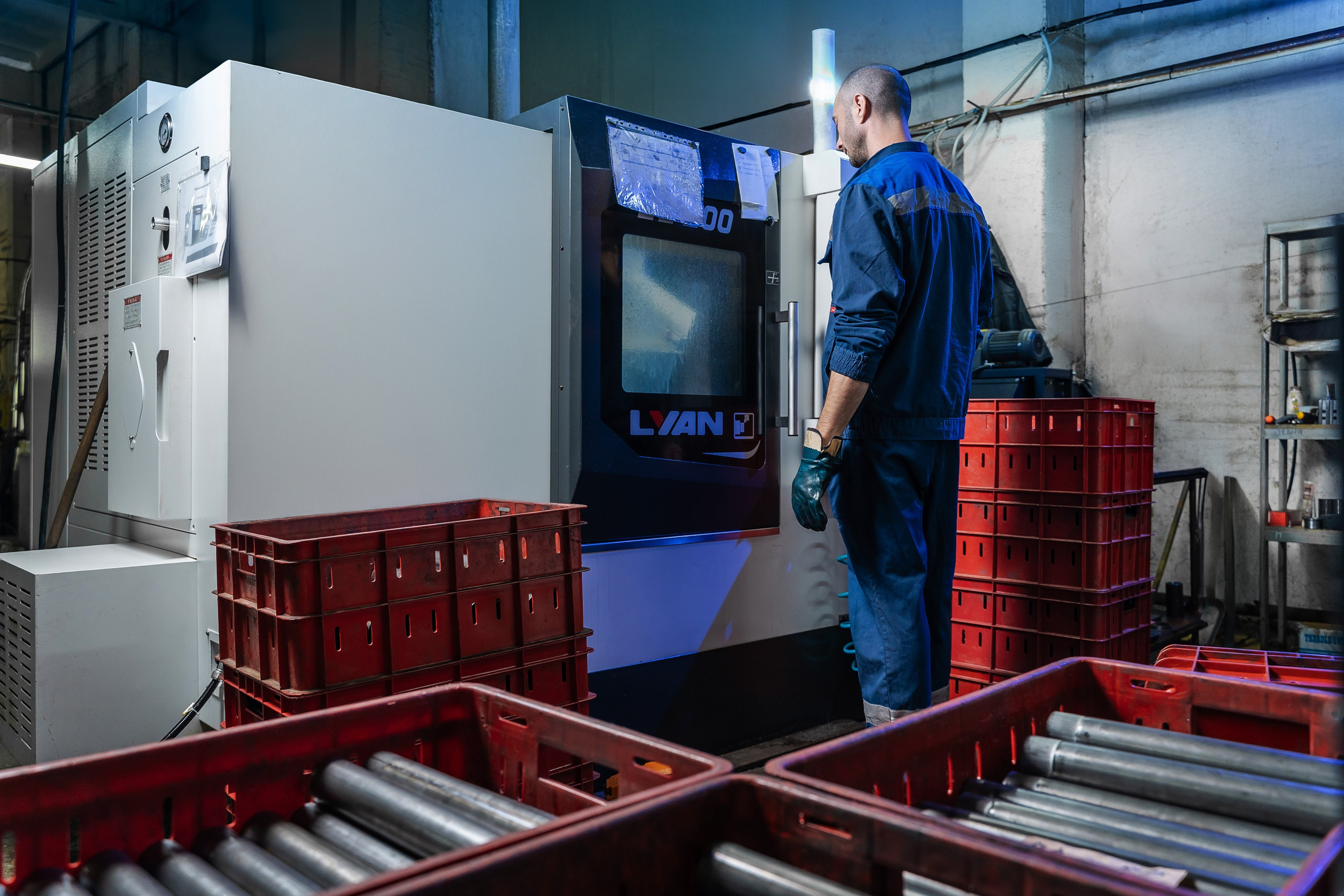 Процесс чистового точения стальной заготовки на токарном станке