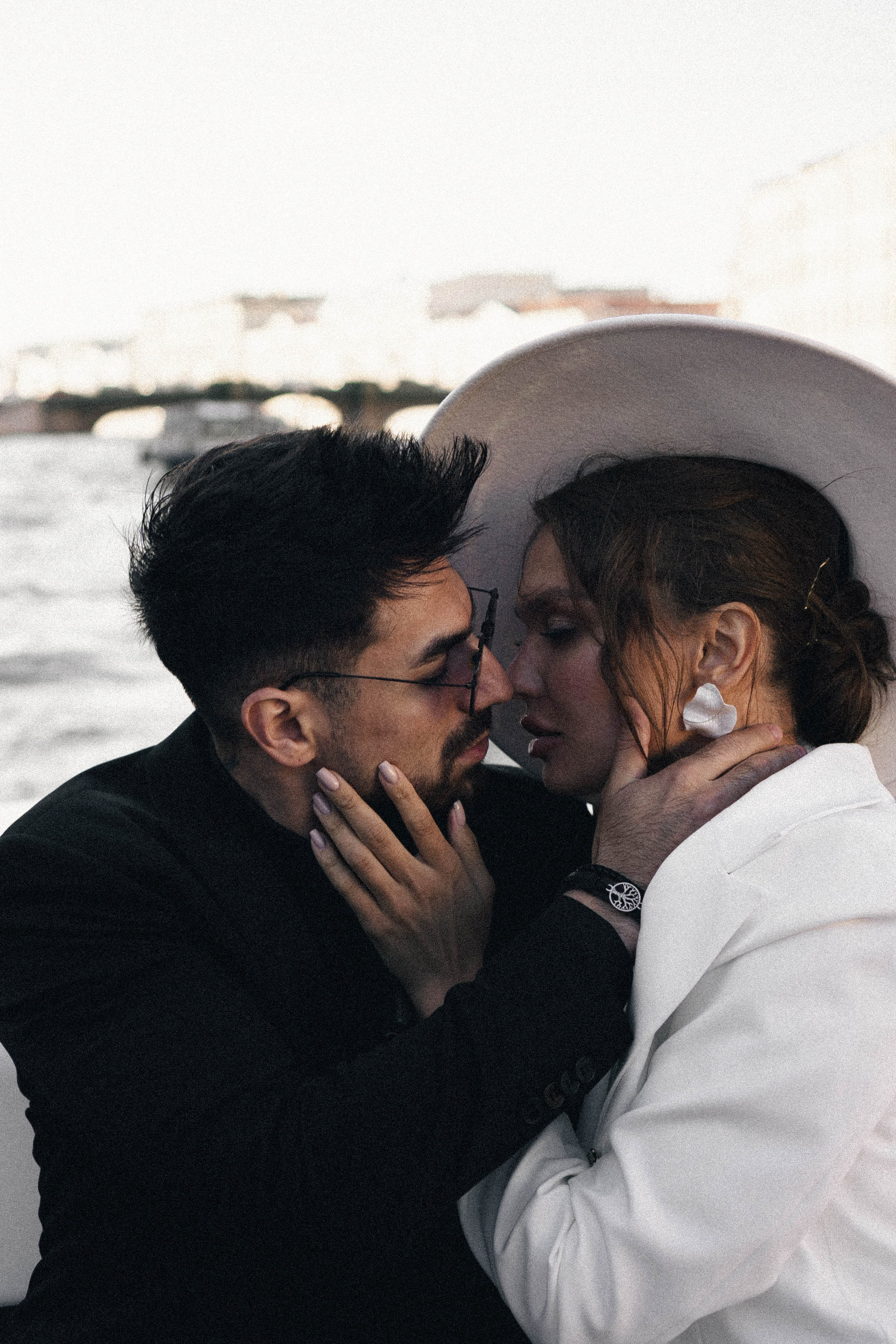 СВАДЕНБНАЯ СЬЕМКА НА КАТЕРЕ ПО КАНАЛАМ САНКТ-ПЕТЕРБУРГА И В АКВАТОРИИ НЕВЫ. Профессиональный фотограф, Санкт-Петербург — Виктория Богомолова