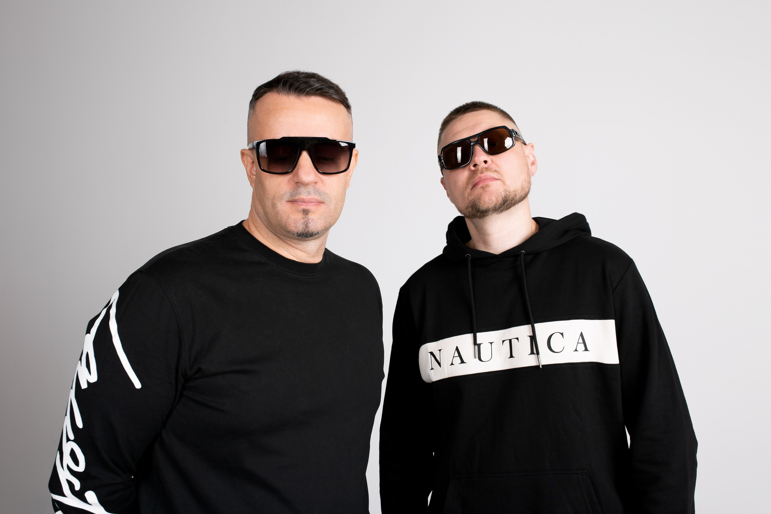 Портрет двоих парней в очках.