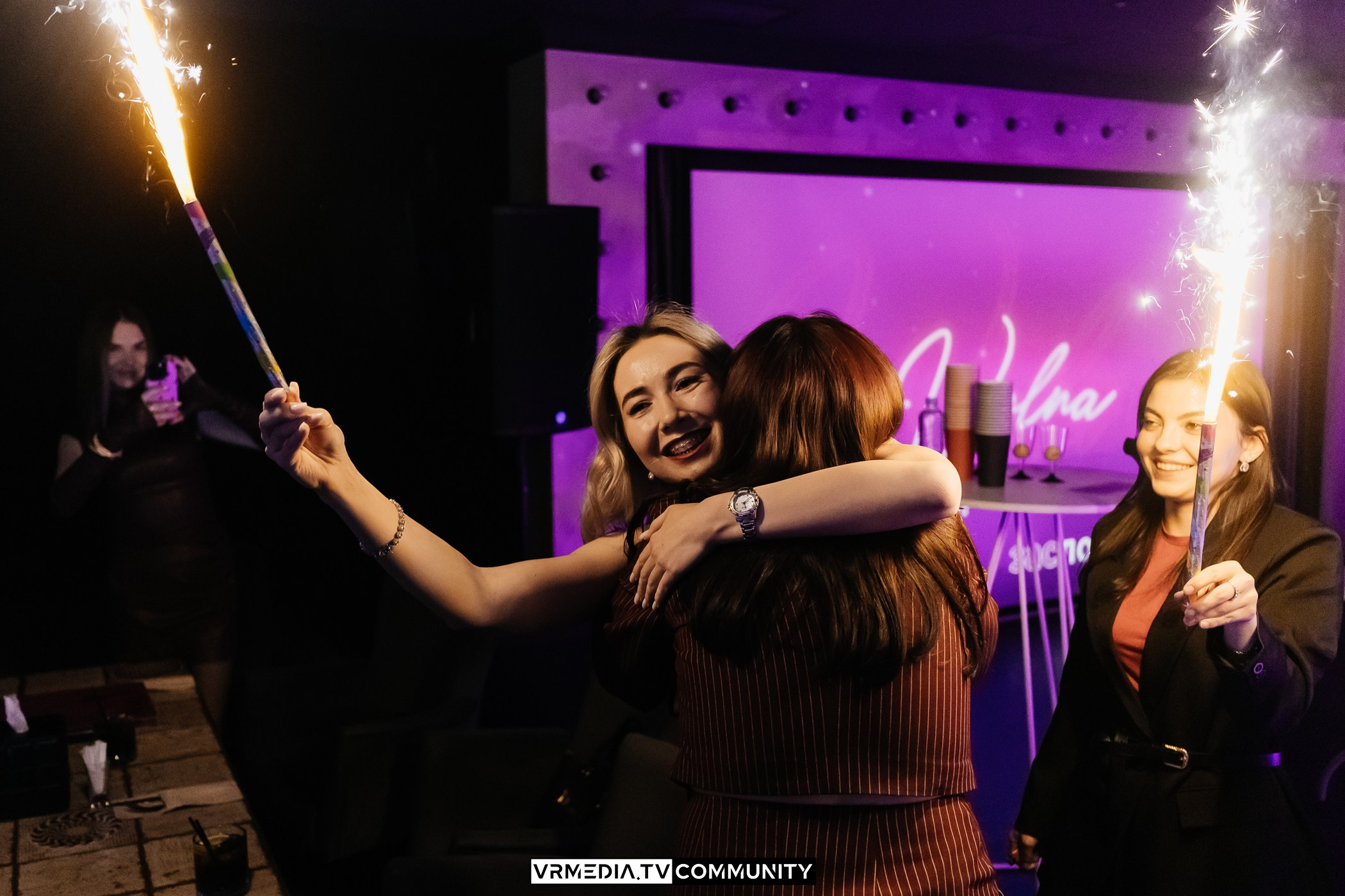 Караоке-бар «Volna»: Мир, труд, май, запевай