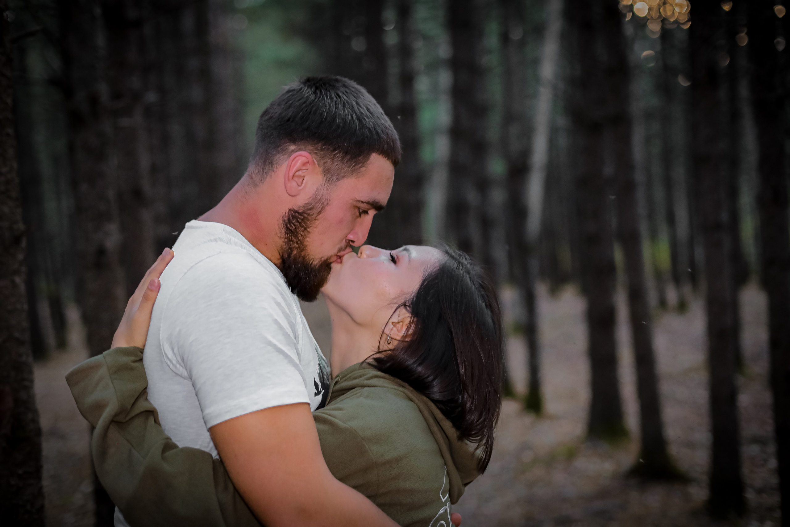Оля и Артем в сосновом лесу. Фотограф г. Хабаровск. Семейные и индивидуальные съёмки
