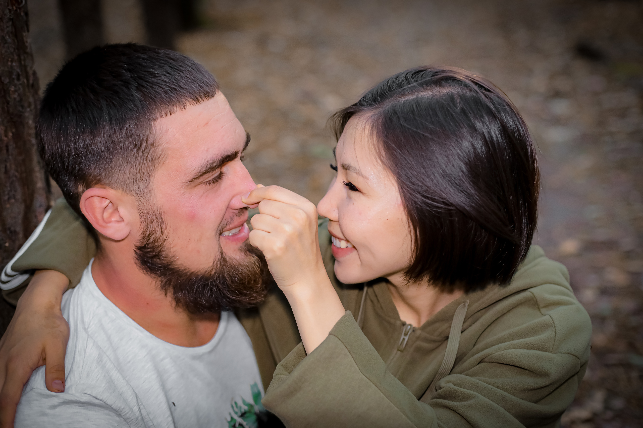 Оля и Артем в сосновом лесу. Фотограф г. Хабаровск. Семейные и индивидуальные съёмки