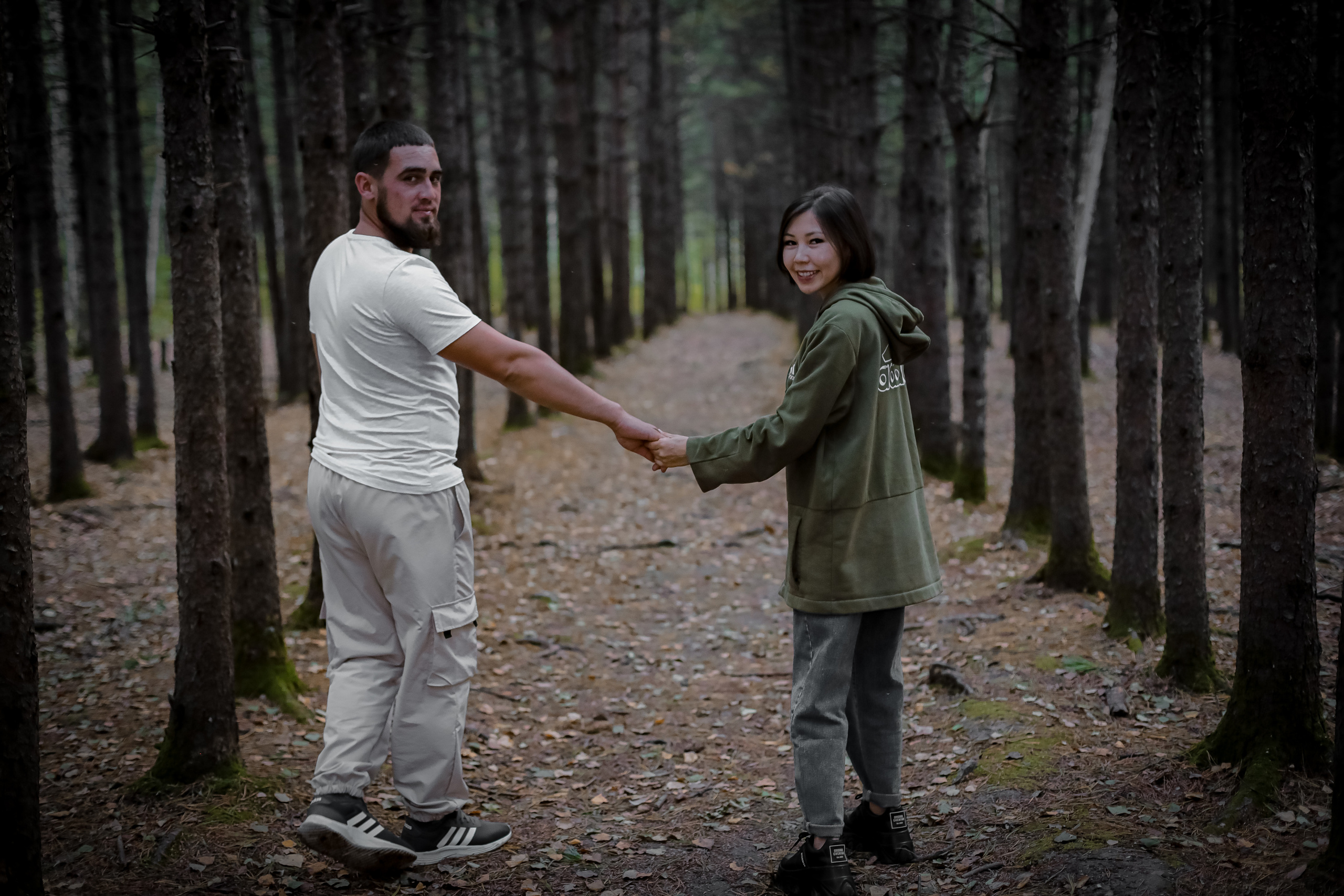 Оля и Артем в сосновом лесу. Фотограф г. Хабаровск. Семейные и индивидуальные съёмки
